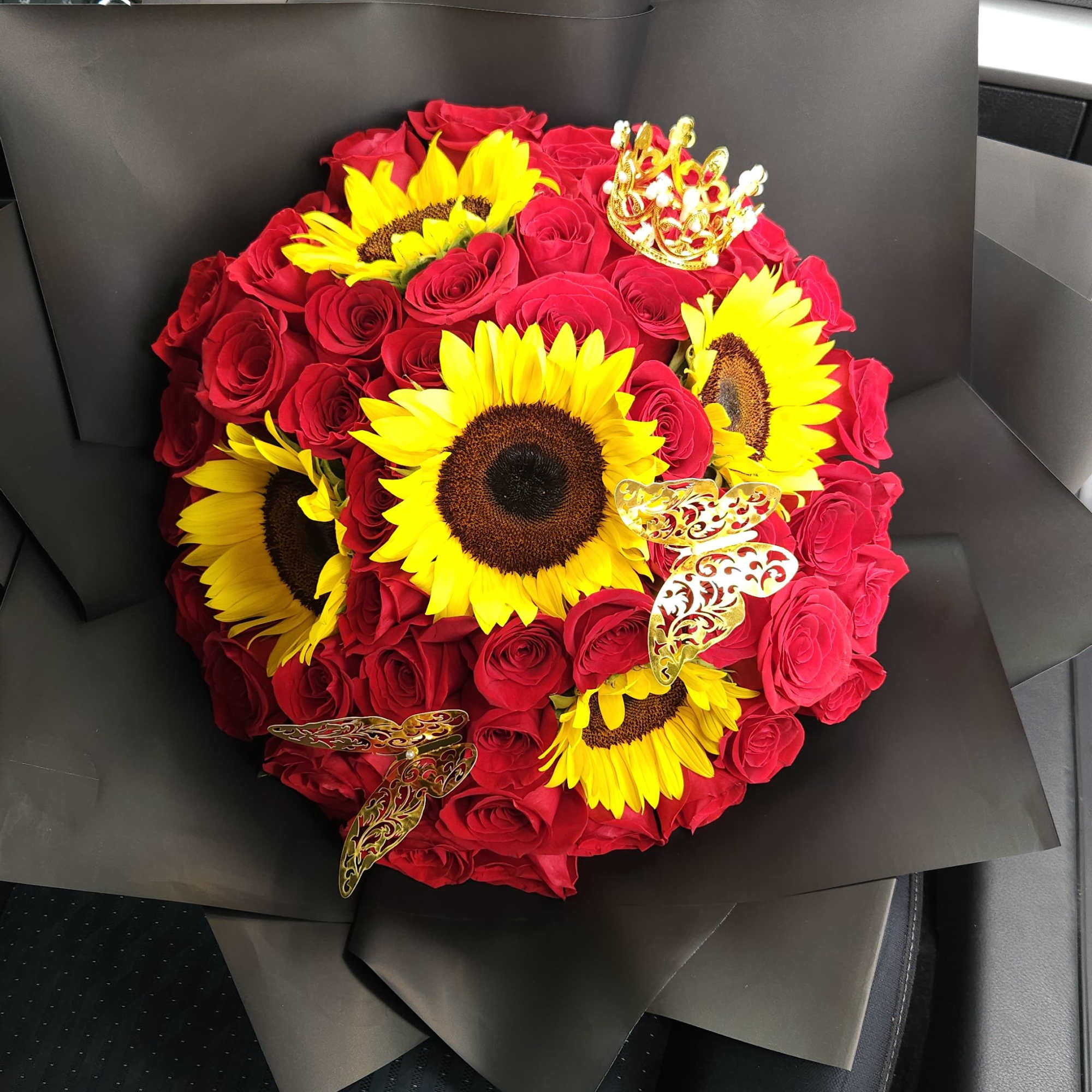 Descubre nuestro ramo floral vibrante, perfecto para ocasiones especiales. Este dise&ntilde;o &uacute;nico