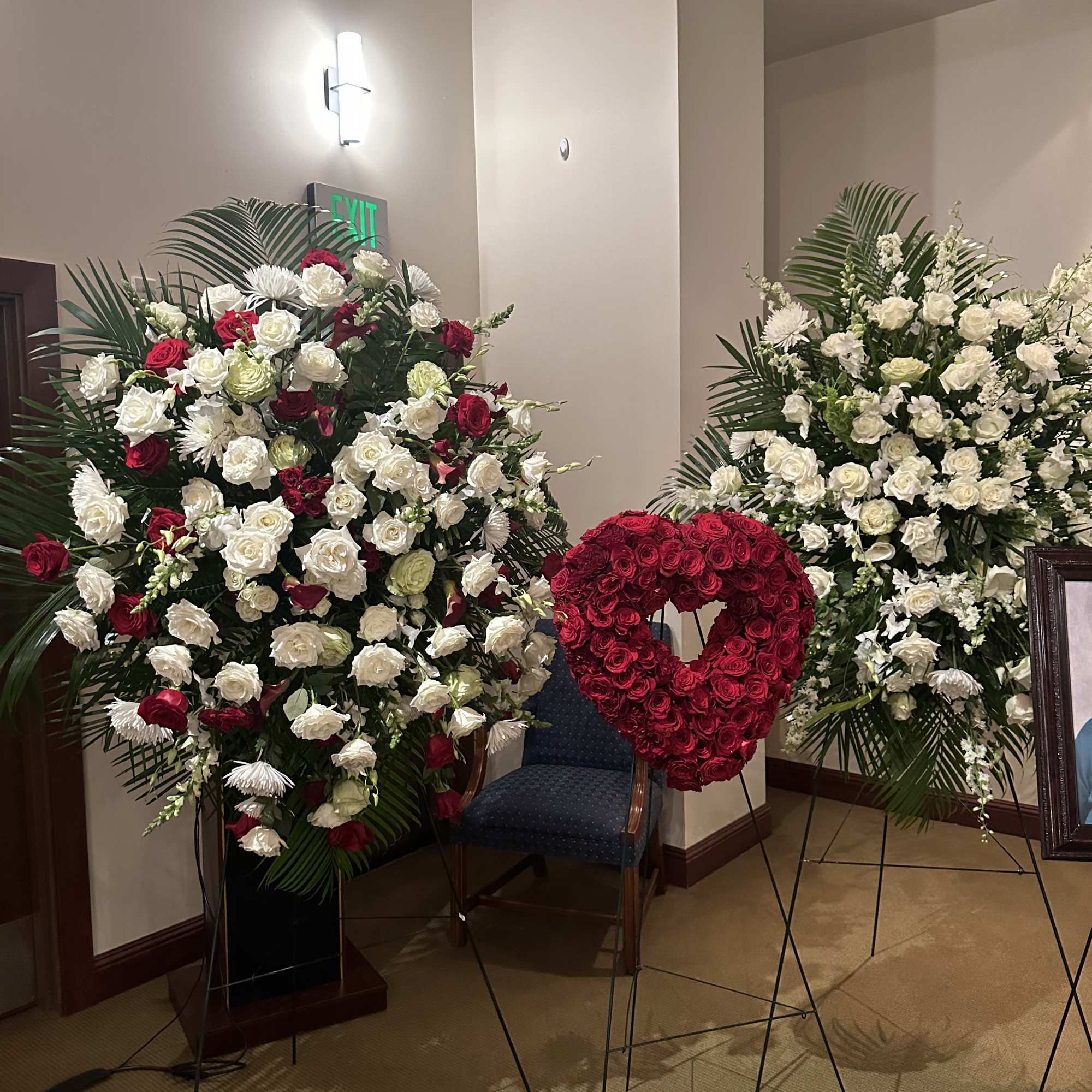 An all white tribute, this funeral spray is pure and tranquil. Featuring