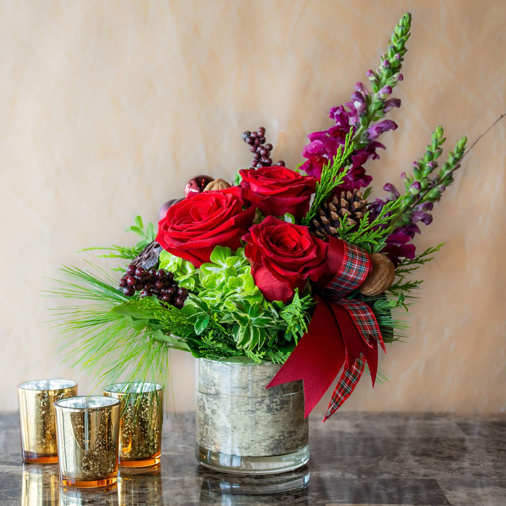 Experience Christmas in a cozy and natural way with this beautiful arrangement