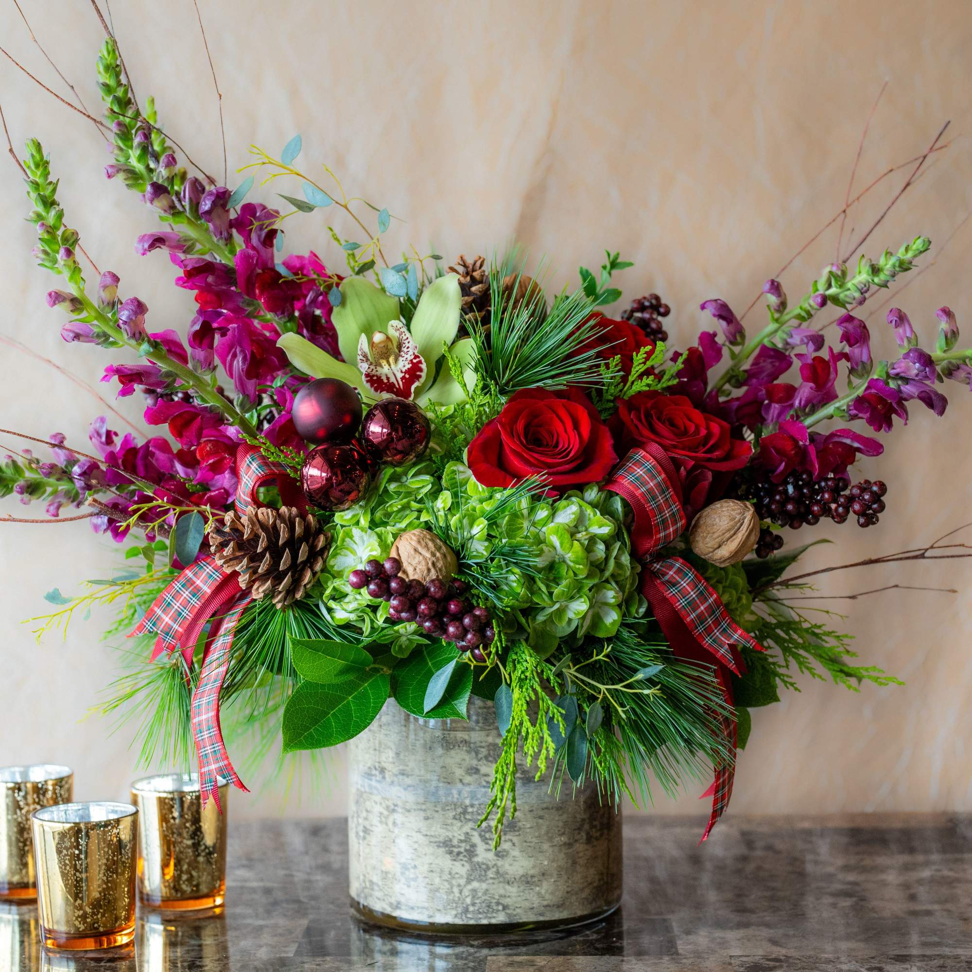 Experience Christmas in a cozy and natural way with this beautiful arrangement