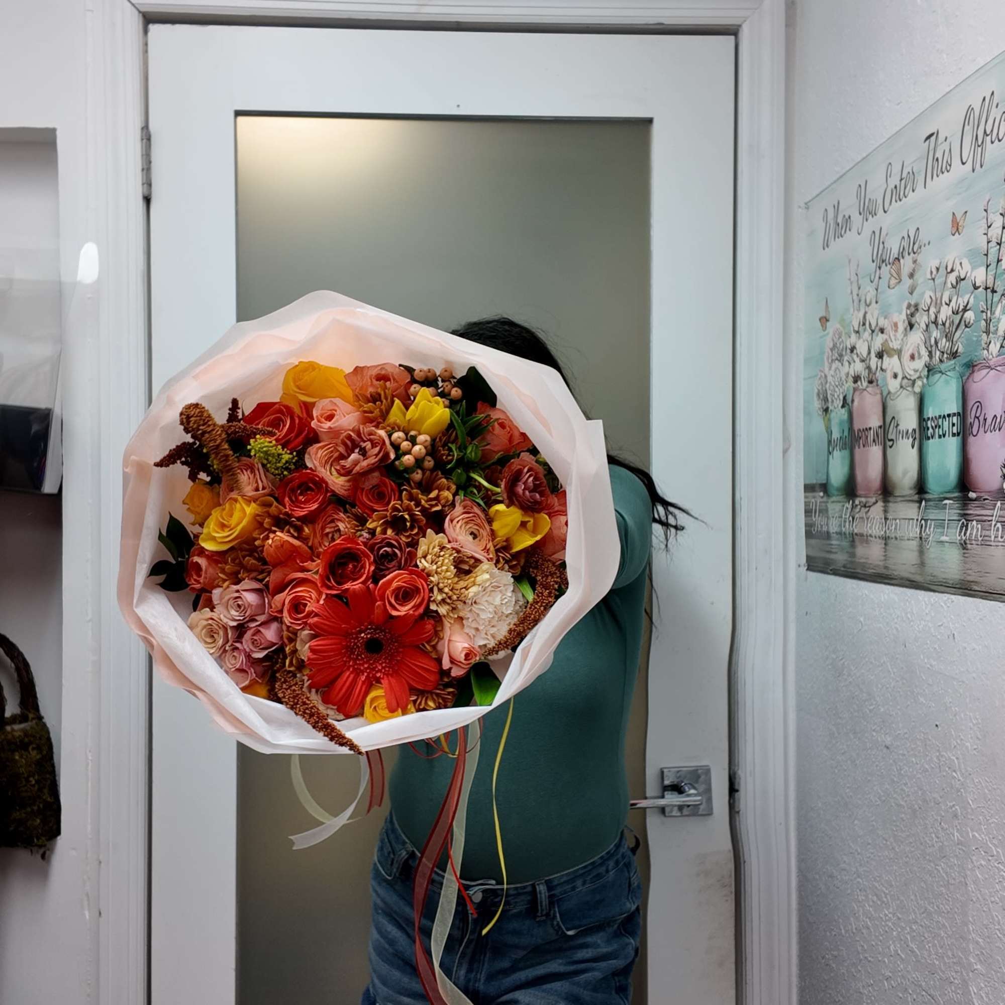 Un bouquet c&aacute;lido y radiante dise&ntilde;ado para enamorar a primera vista. Compuesto