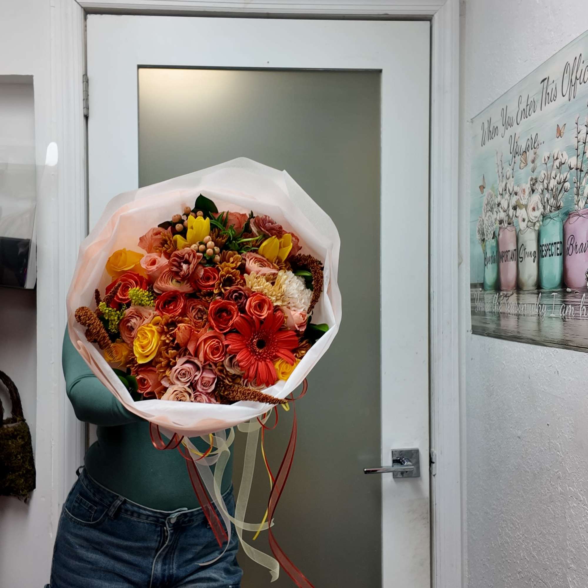 Un bouquet c&aacute;lido y radiante dise&ntilde;ado para enamorar a primera vista. Compuesto