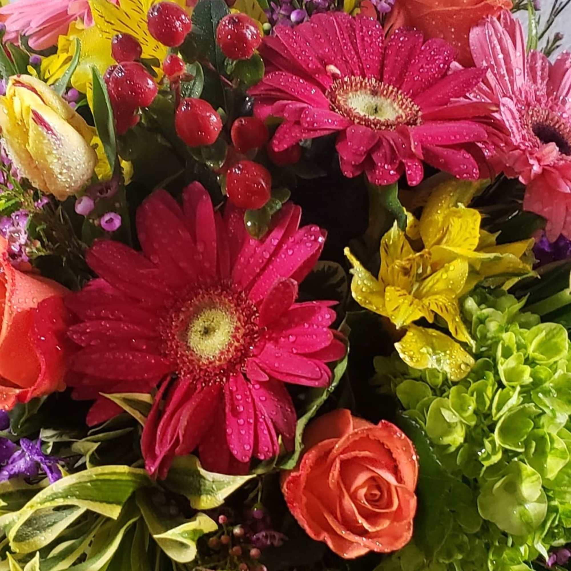 Elegant 8&quot; clear  glass bowl, filled with seasonal flowers such as