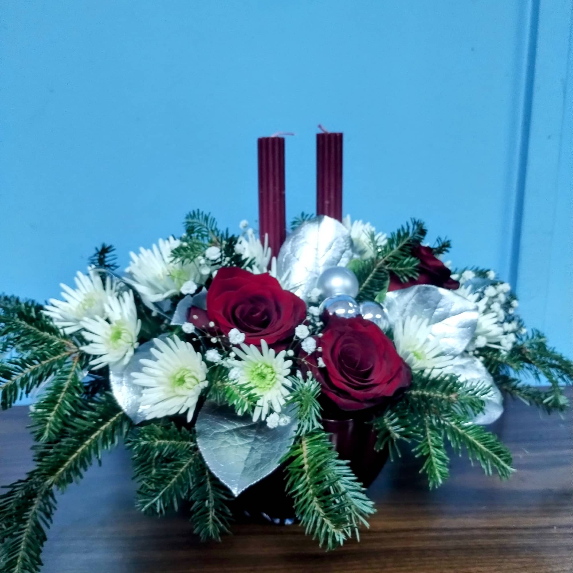 Impress the in-laws with the contemporary Christmas Candlelight centerpiece in the center