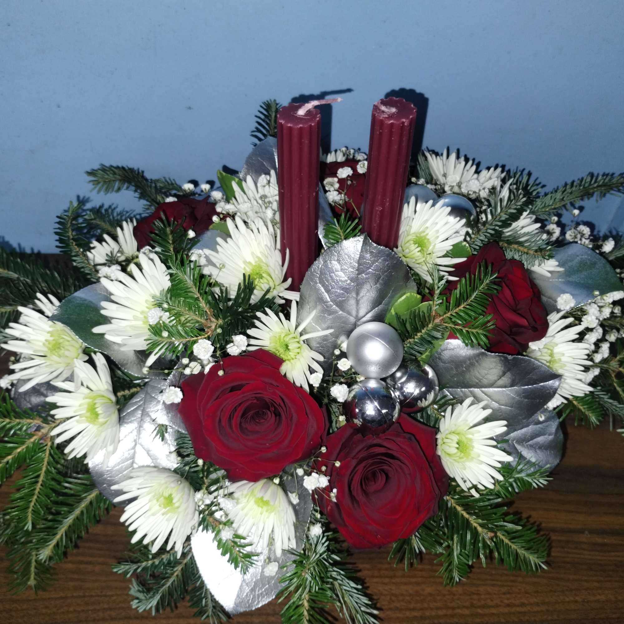 Impress the in-laws with the contemporary Christmas Candlelight centerpiece in the center