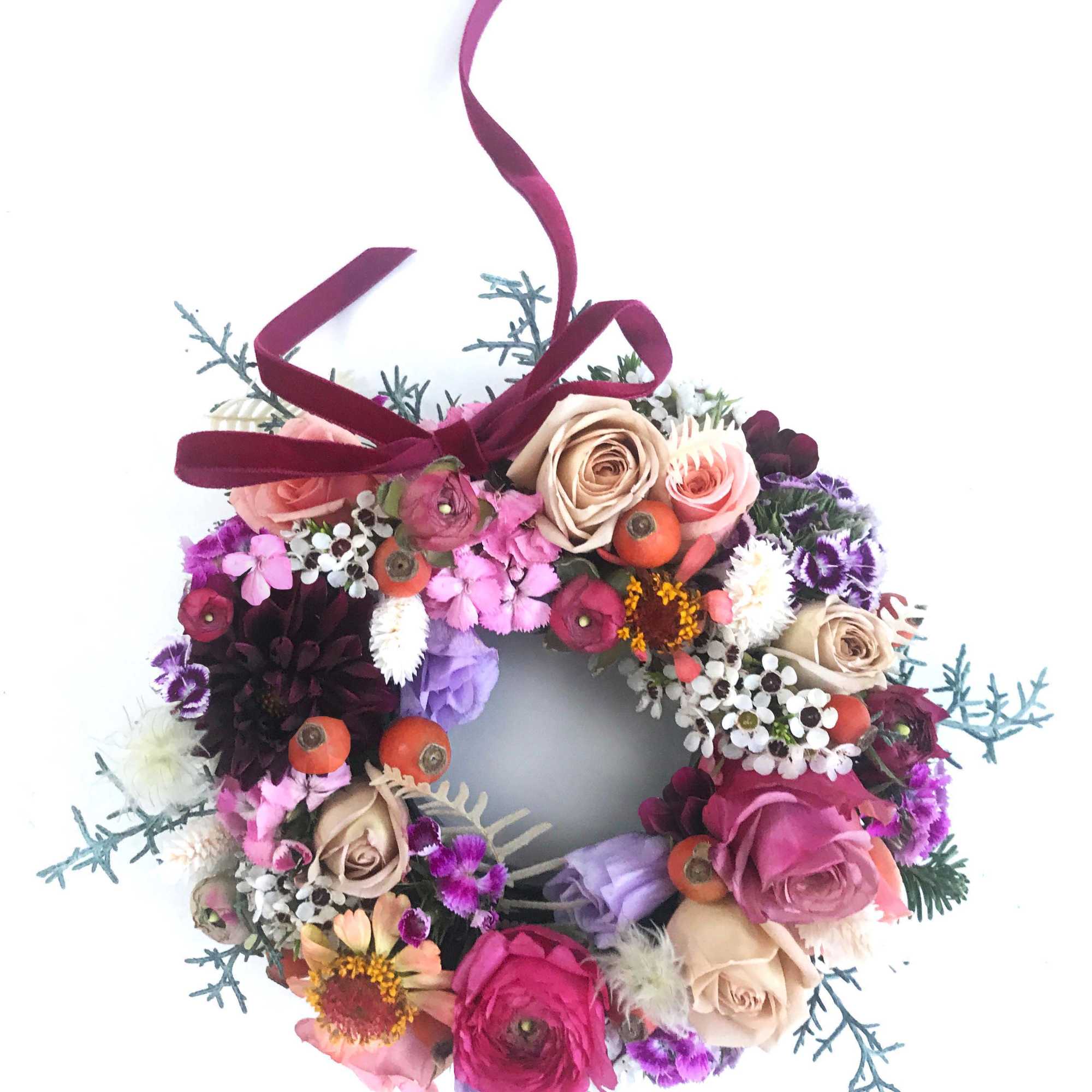 A beautiful small and very pretty wreath for your dinner table, made