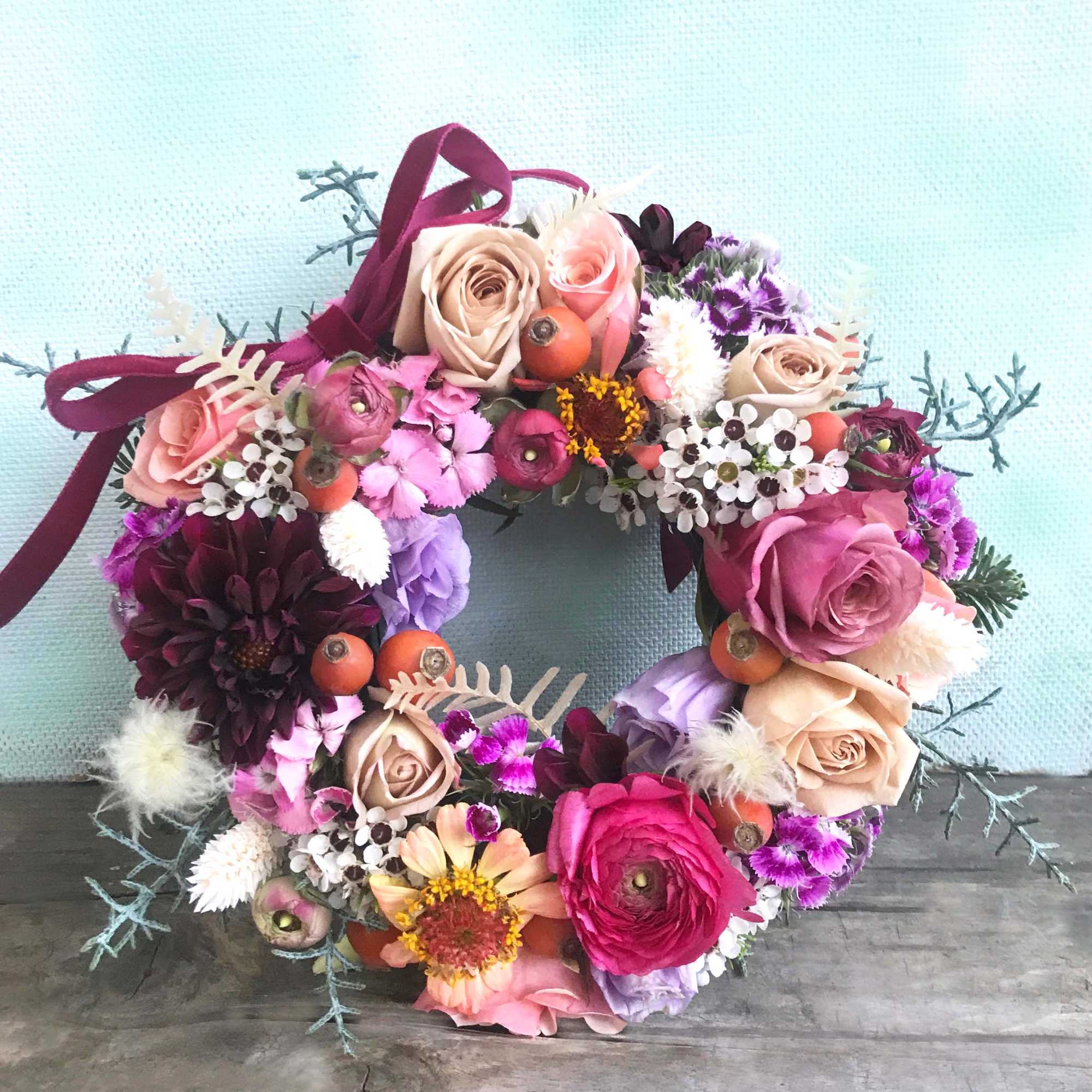A beautiful small and very pretty wreath for your dinner table, made