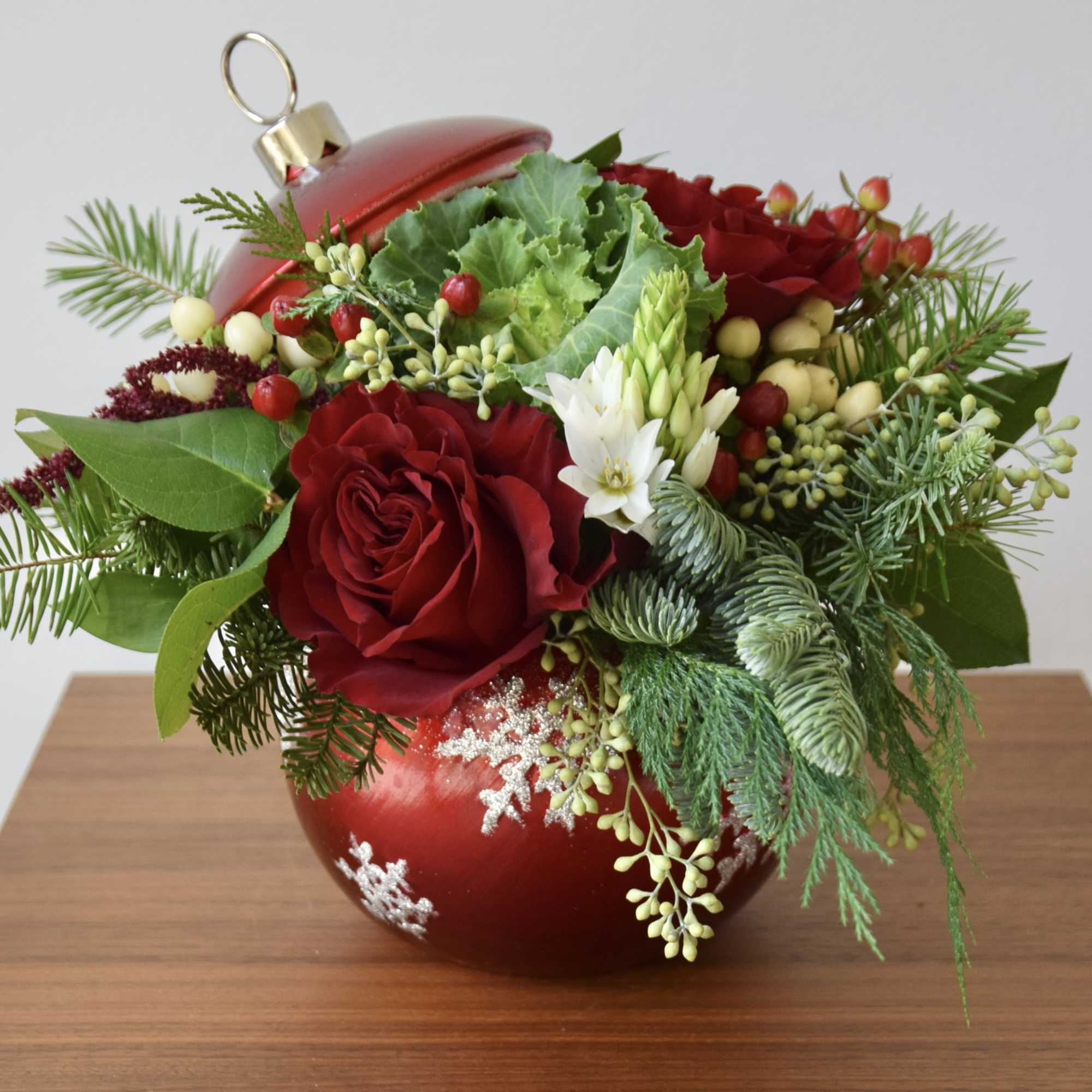Christmas ornament flower arrangement - a lovely Christmas gift and holiday table