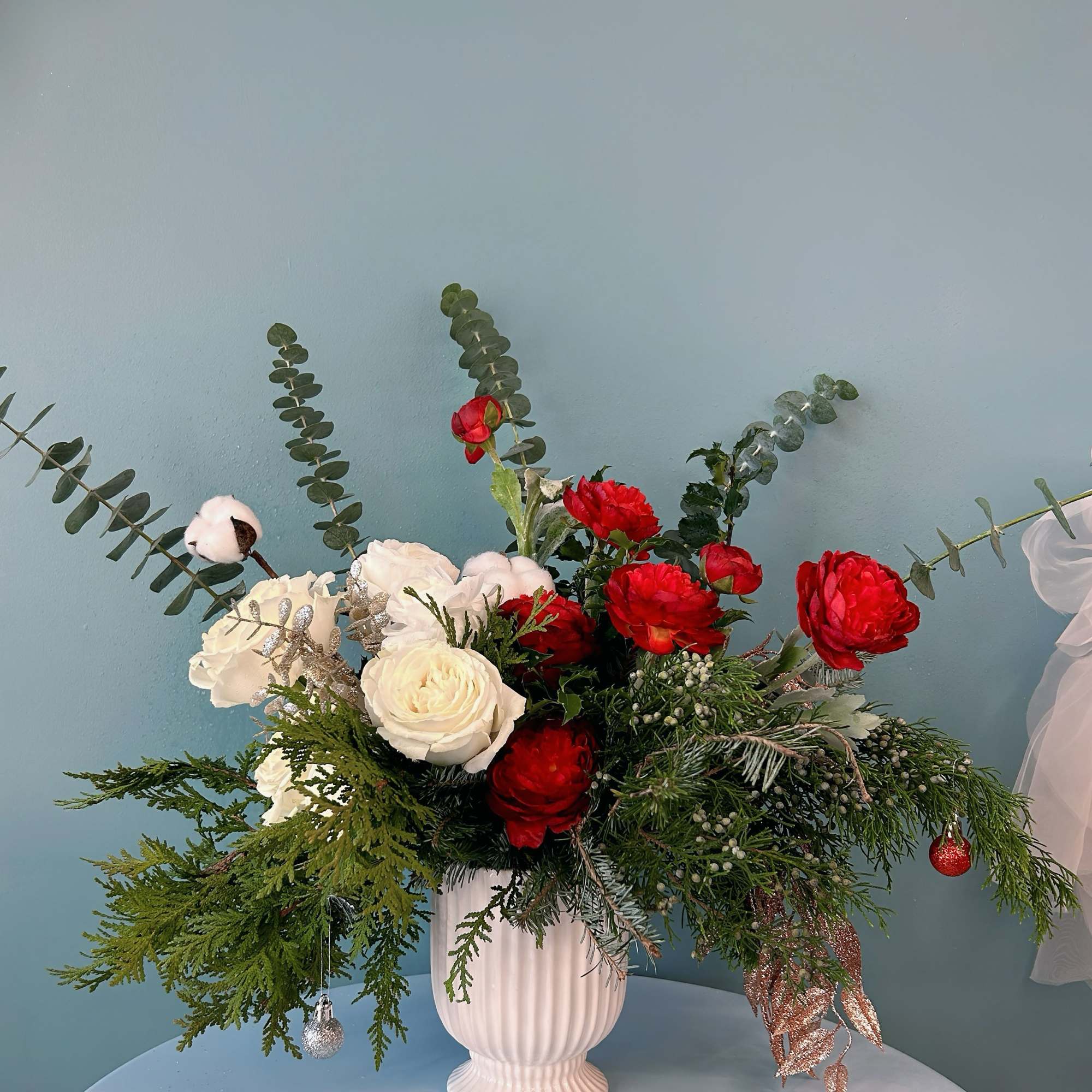 Add a touch of classic holiday sophistication to your table with the