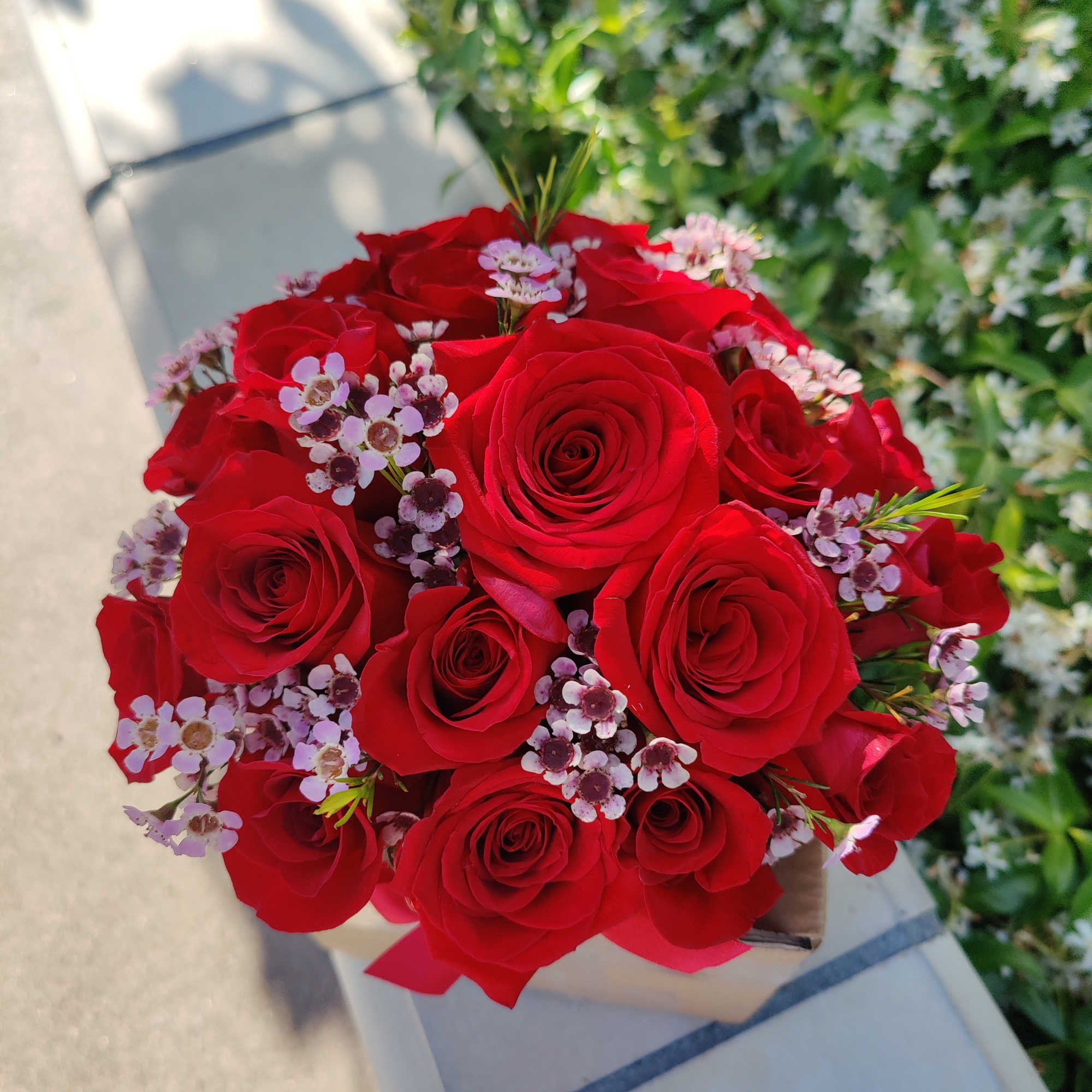 Beautiful fresh quality roses in red color.
Standard size includes 18 roses 
*