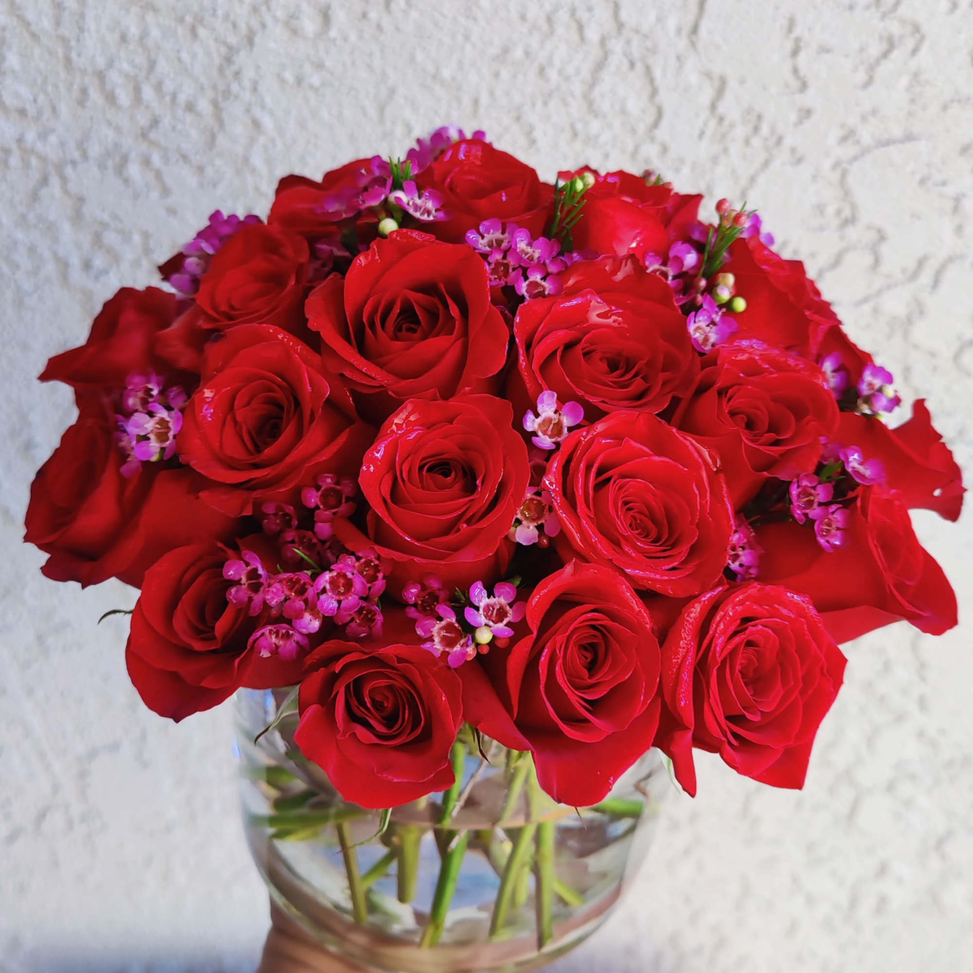 Beautiful fresh quality roses in red color.
Standard size includes 18 roses 
*