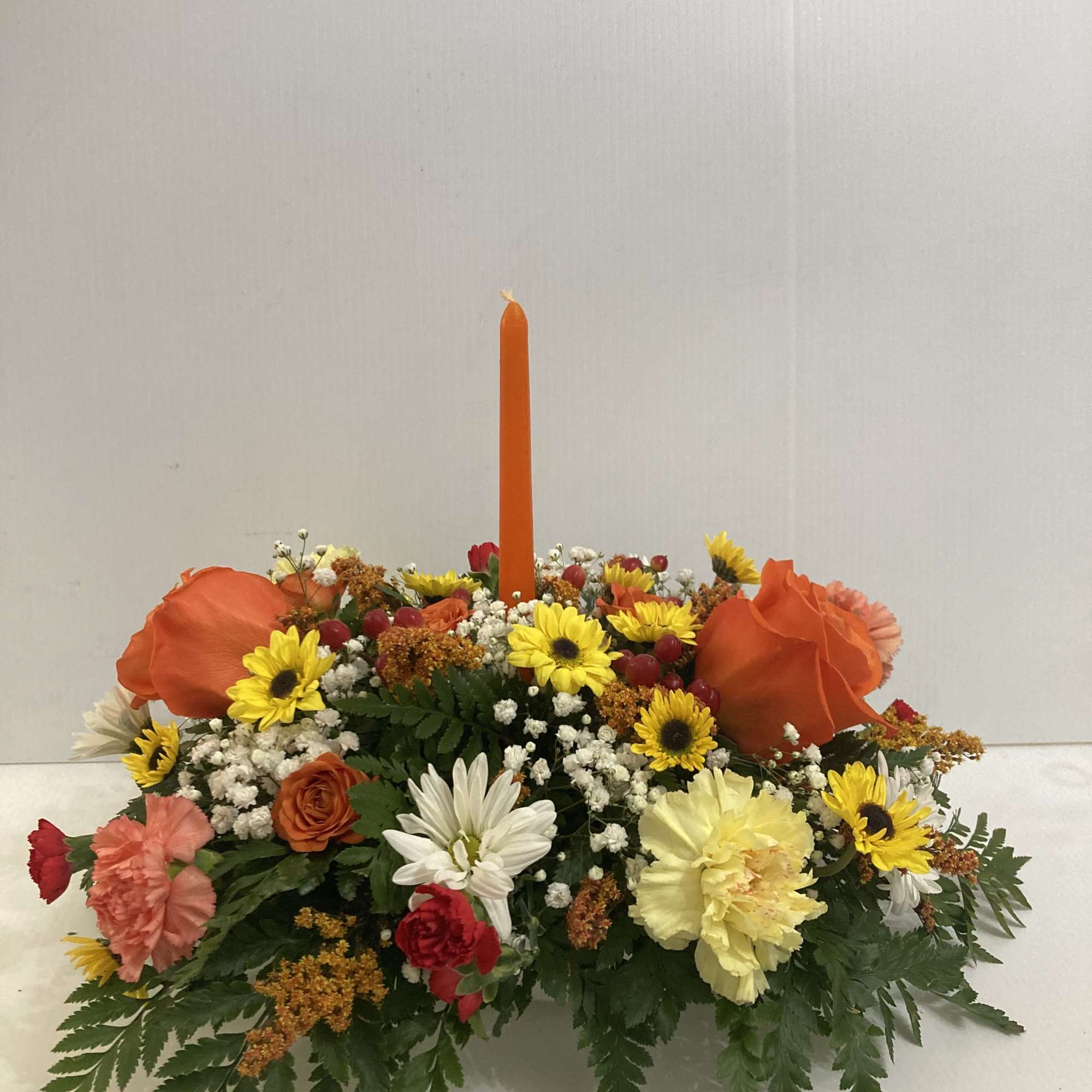 Beautiful Centerpiece with 1 candle to make your Thanksgiving Table sparkle. Contains