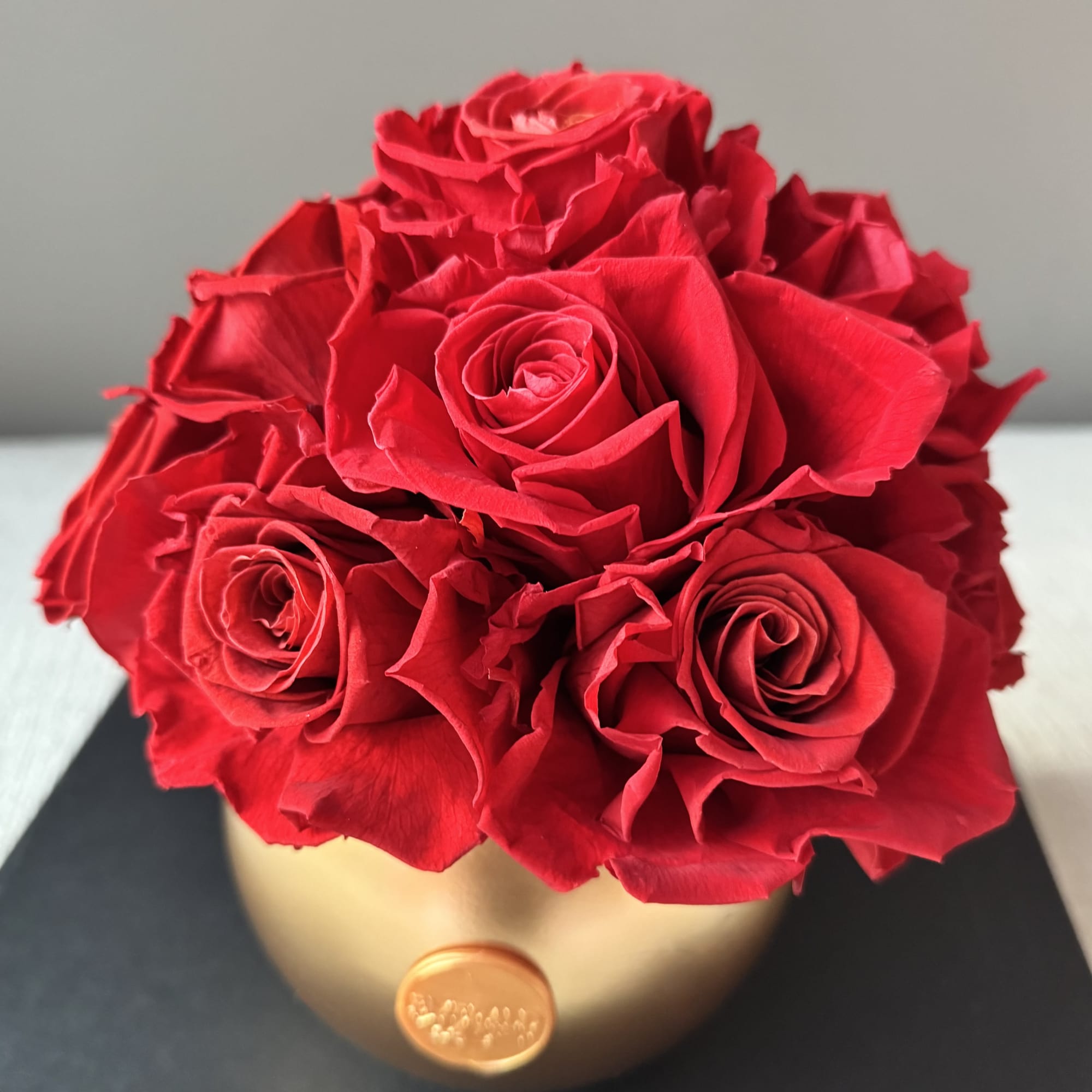 A statement of timeless romance, Eternelle Rouge &ndash; Gold Luxe Orb embodies