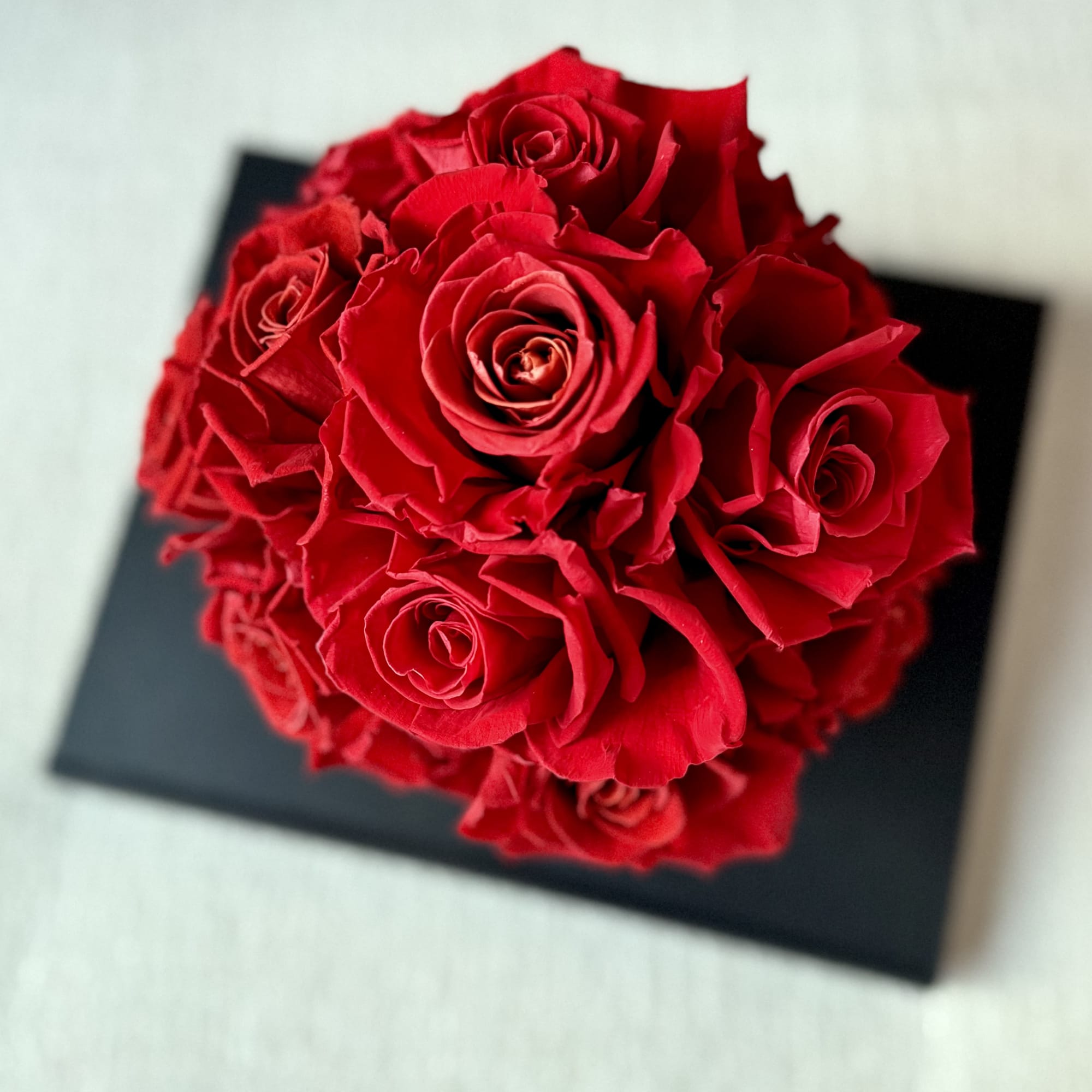 A statement of timeless romance, Eternelle Rouge &ndash; Gold Luxe Orb embodies