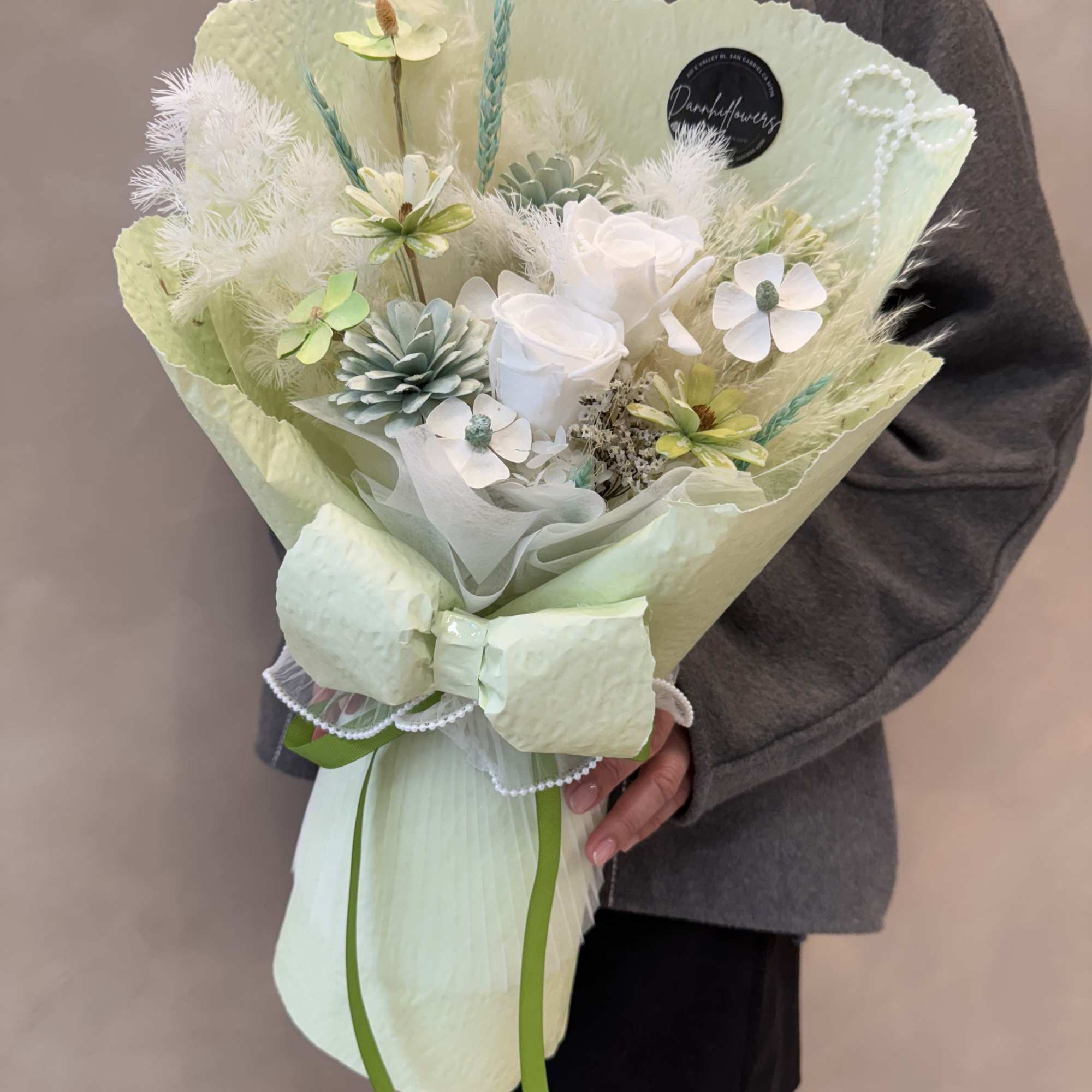 Mint Cloud Dried Bouquet is a soft, refreshing blend of preserved white