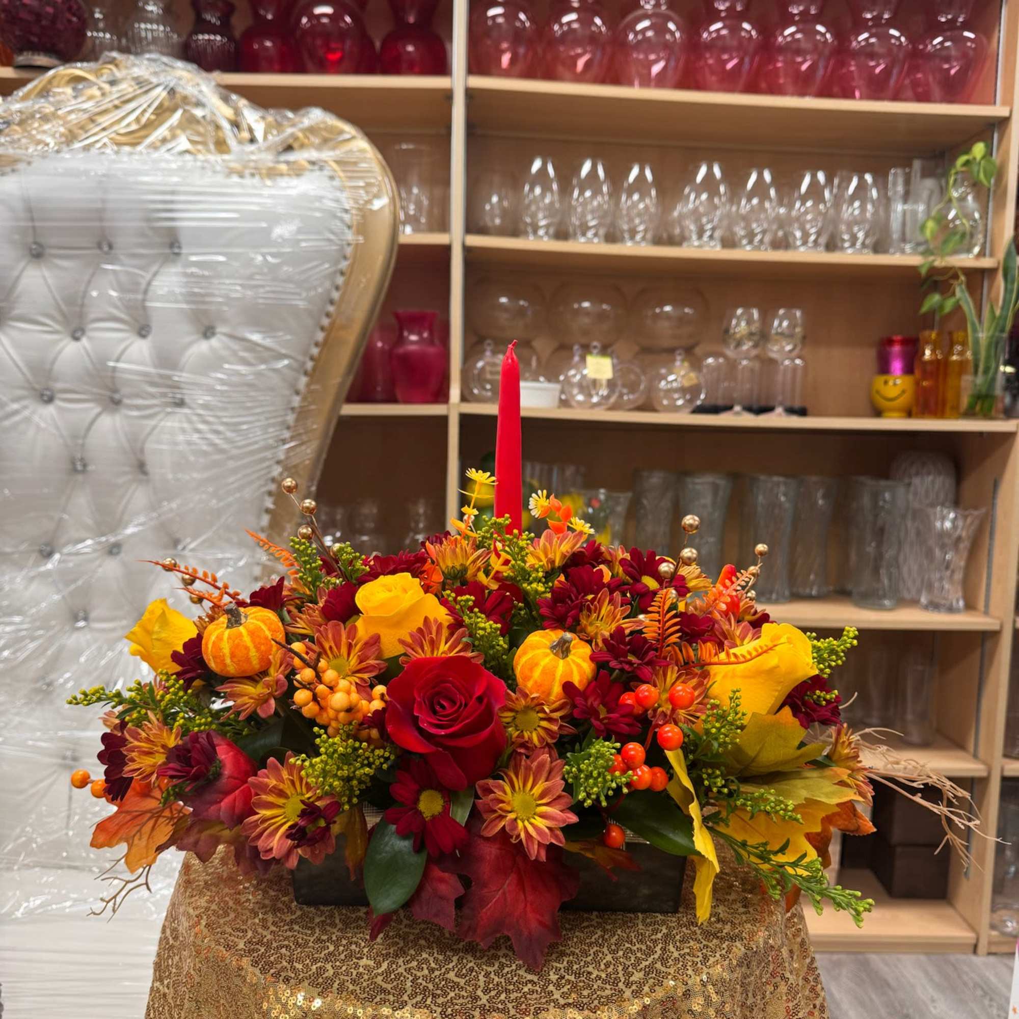 Elevate your table with this elegant arrangement inspired by the warm colours