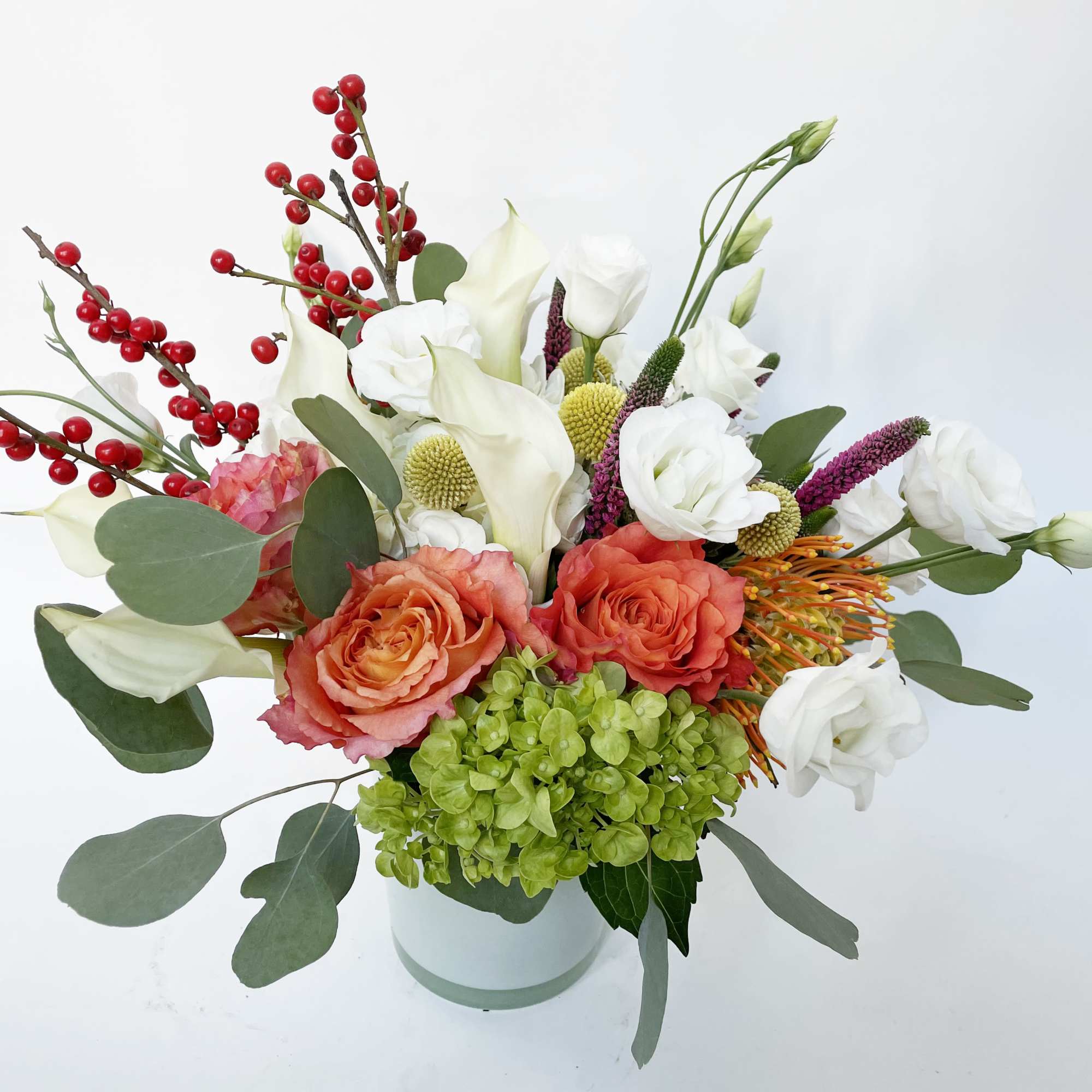A great size arrangement for the kitchen island or the dinning table.
