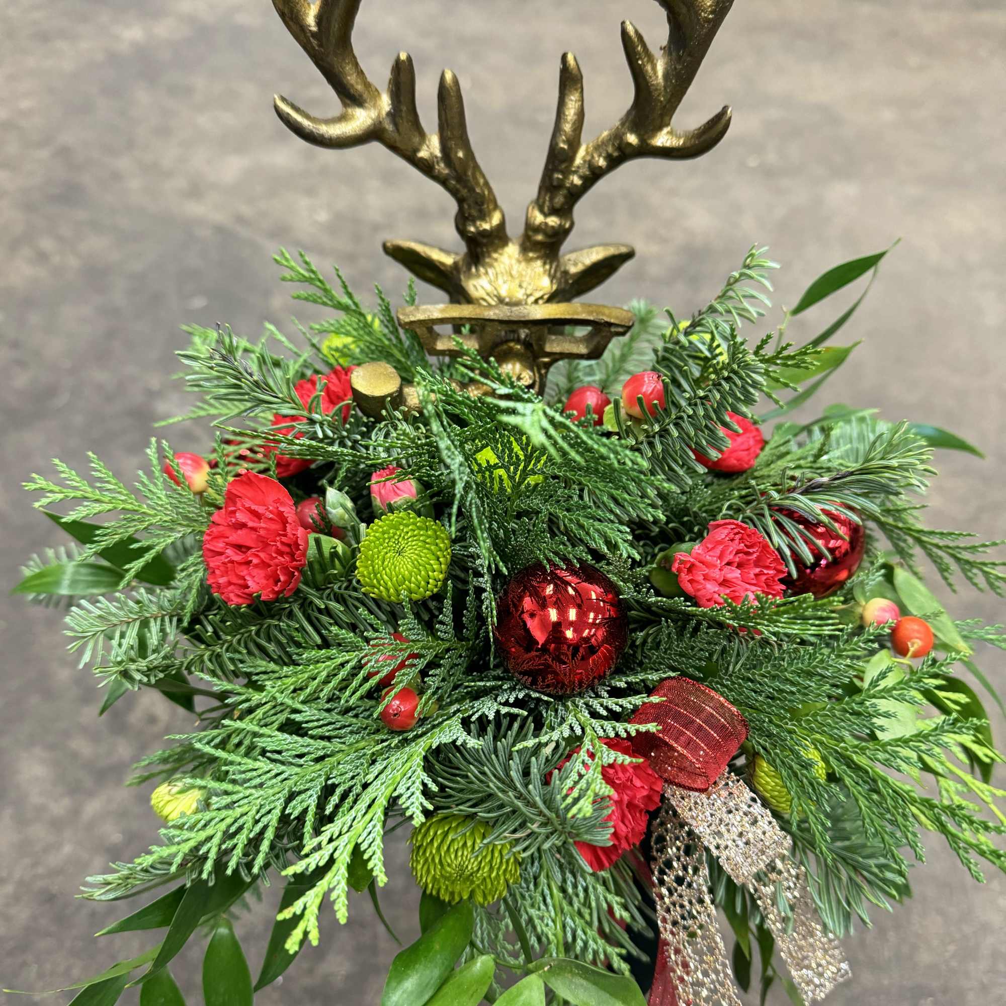 Showcased in a charming keepsake brass reindeer vase, this festive display features