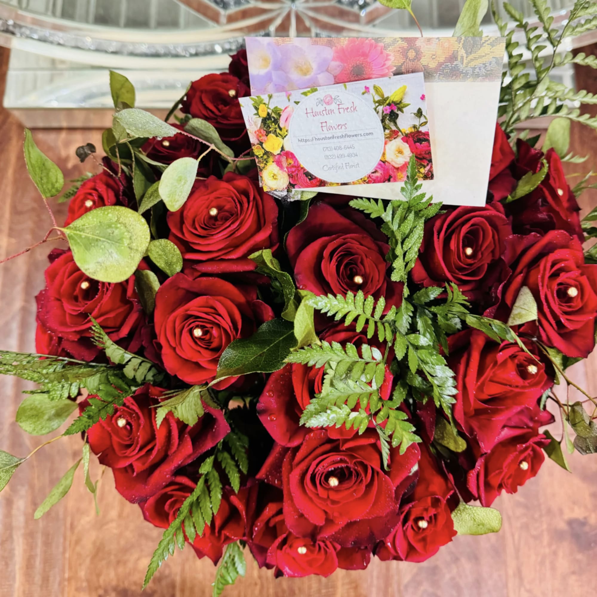 Standard- Dozen Roses
Deluxe-2 Dozen Roses
Premium-3 Dozen Roses
A classic yet contemporary rose arrangement