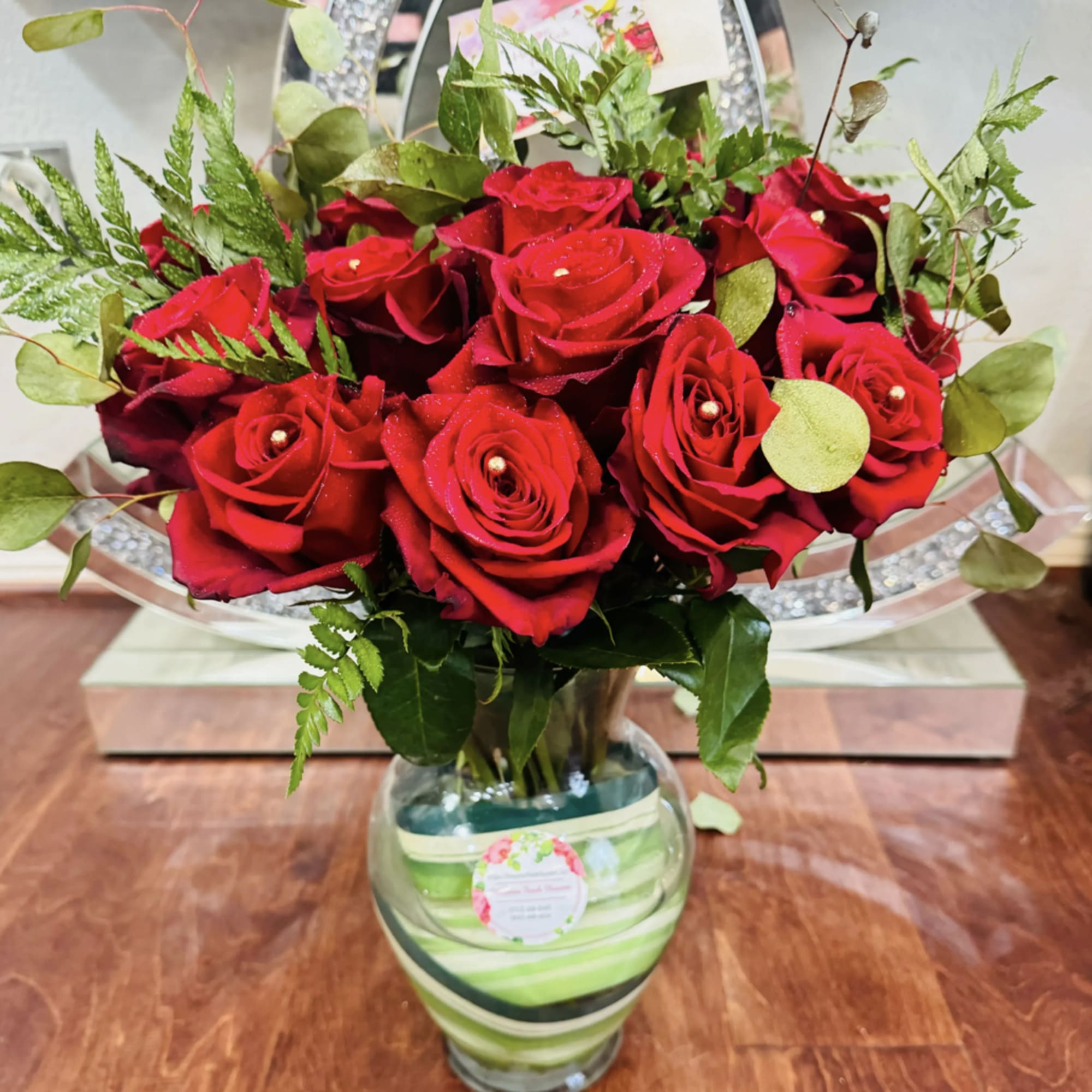 Standard- Dozen Roses
Deluxe-2 Dozen Roses
Premium-3 Dozen Roses
A classic yet contemporary rose arrangement