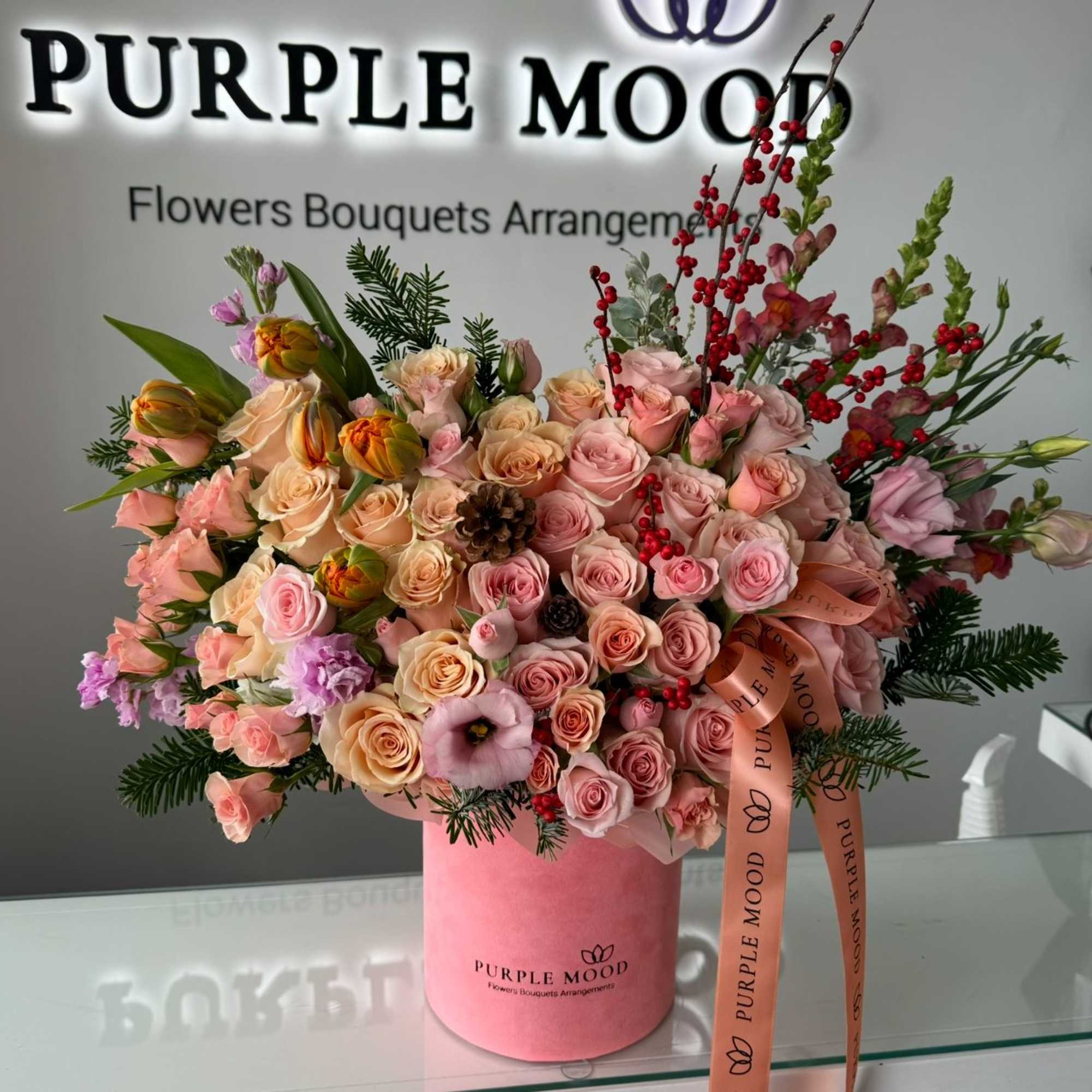 Coral box with flowers.
Standard size same as pictured. Container size D6.75'x H7.5'
Deluxe