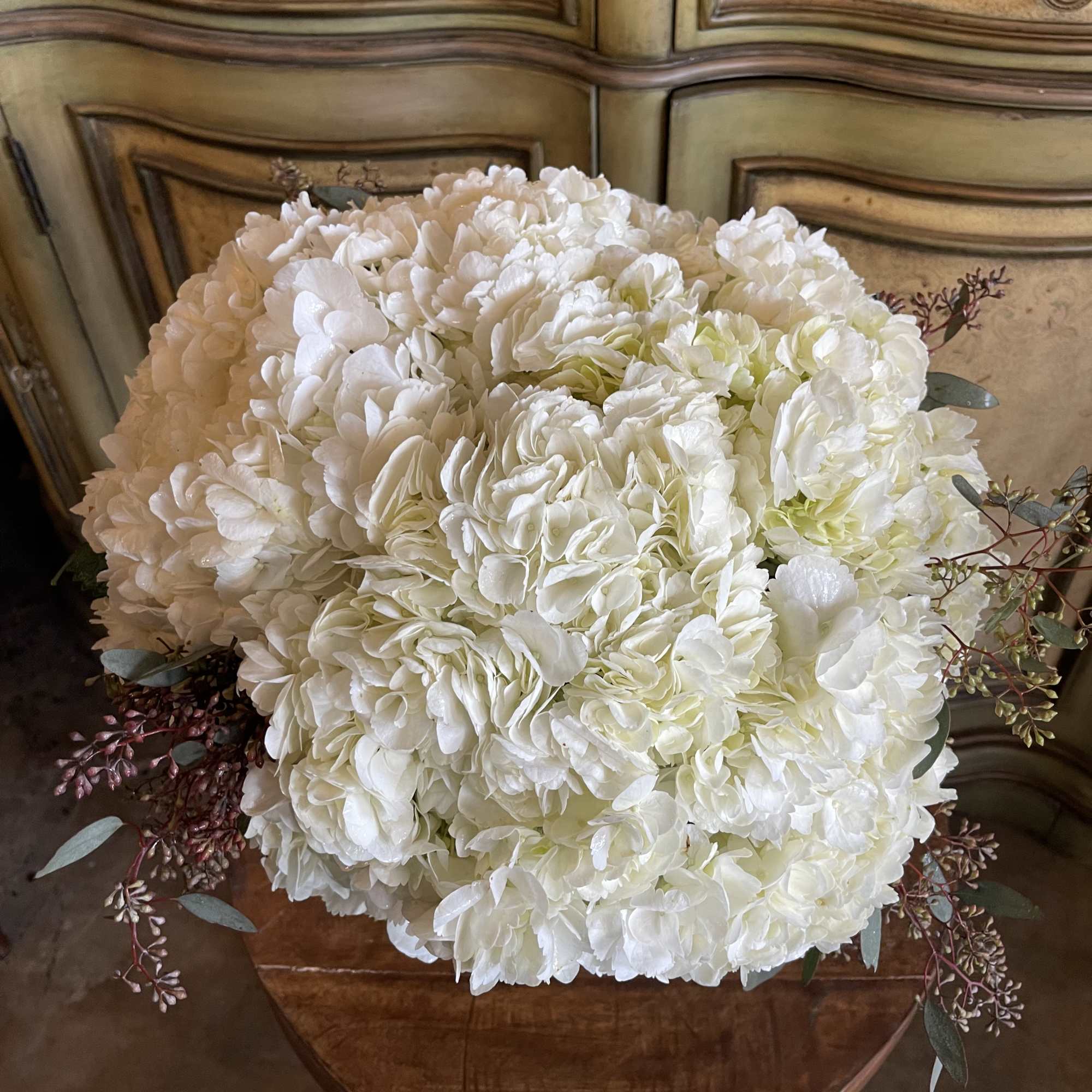 A timeless expression of elegance, Simply Hydrangea features a stunning glass vase