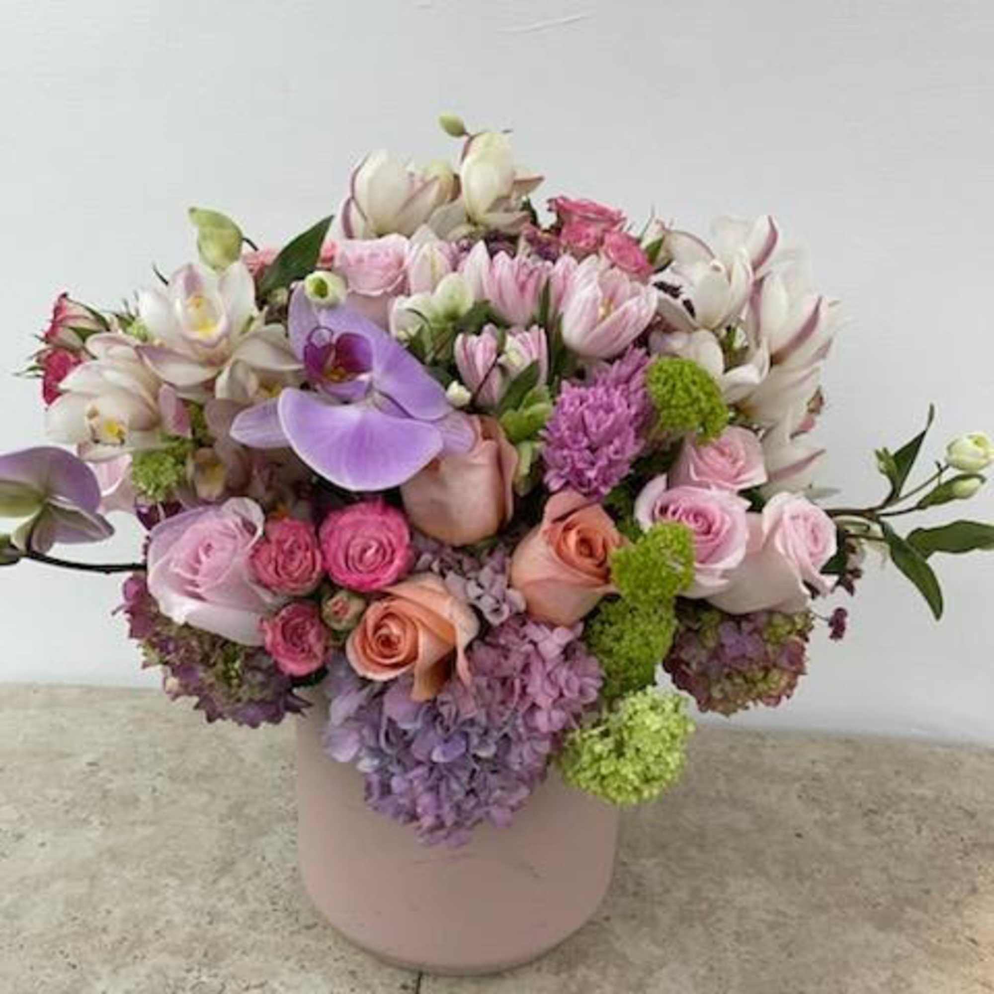 The Harmonious Blend: A Designer&#039;s Choice Mix Flower Arrangement is a testament