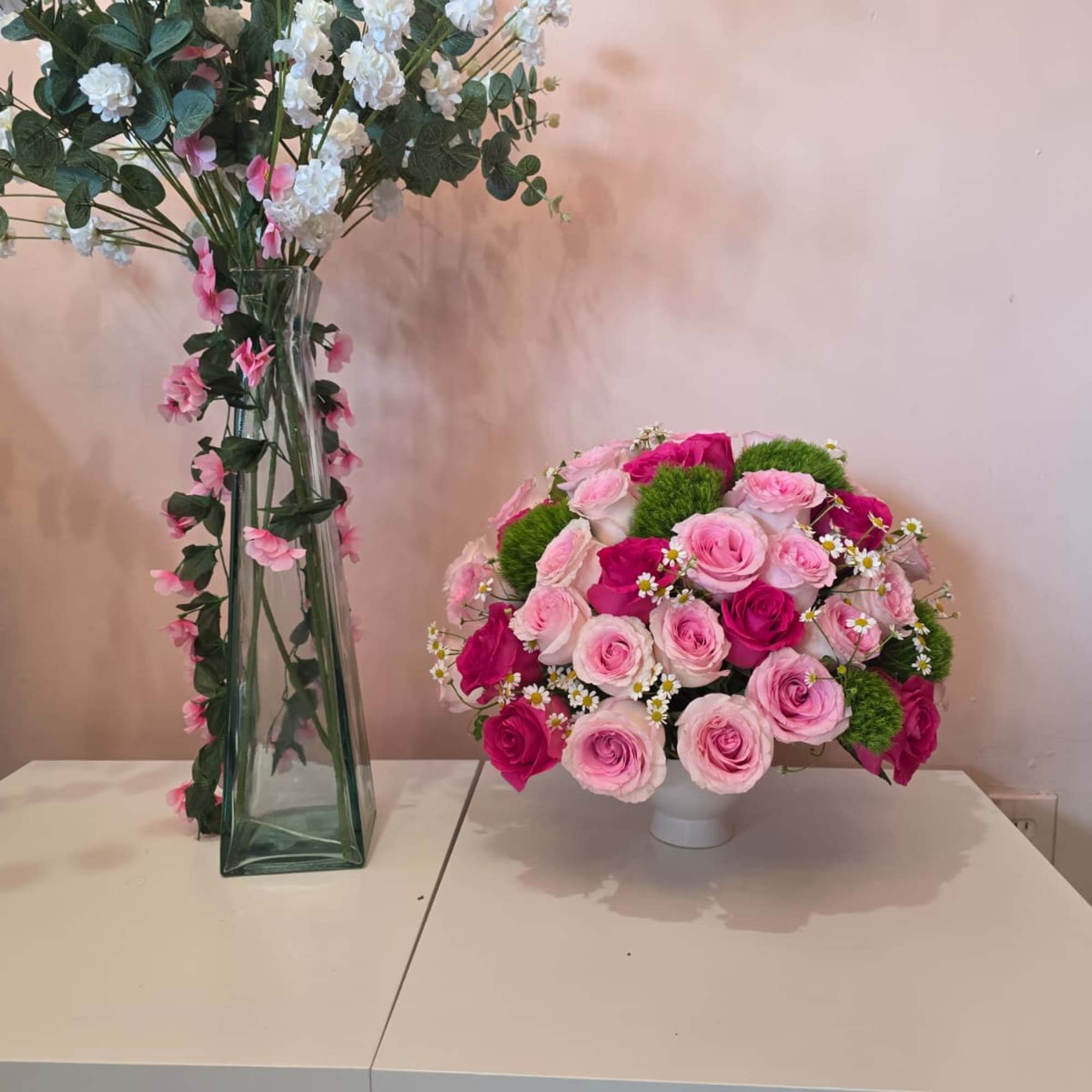 Round arrangement of light-colored roses