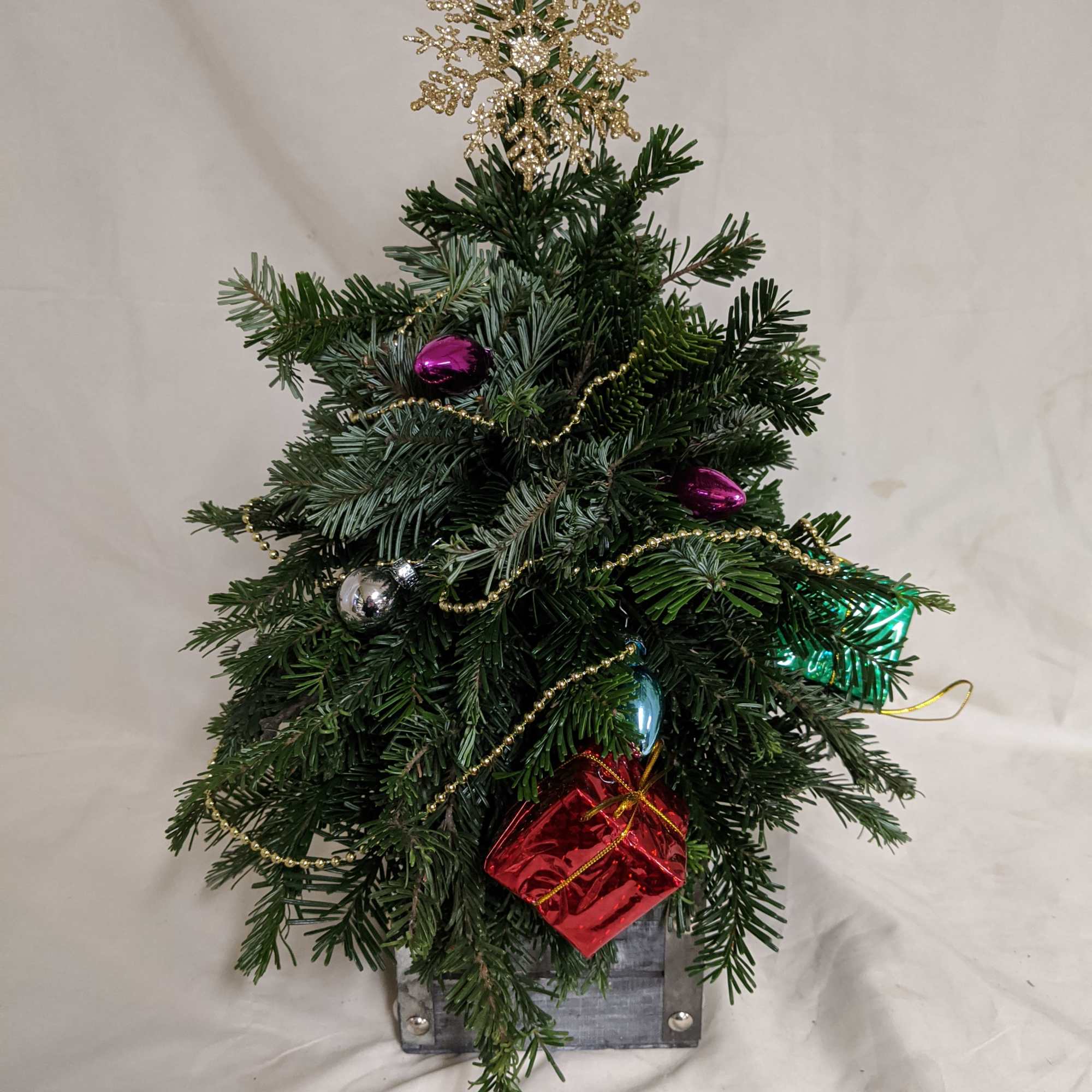 Looking for the perfect Christmas centerpiece? Well, look no further. Decorate your