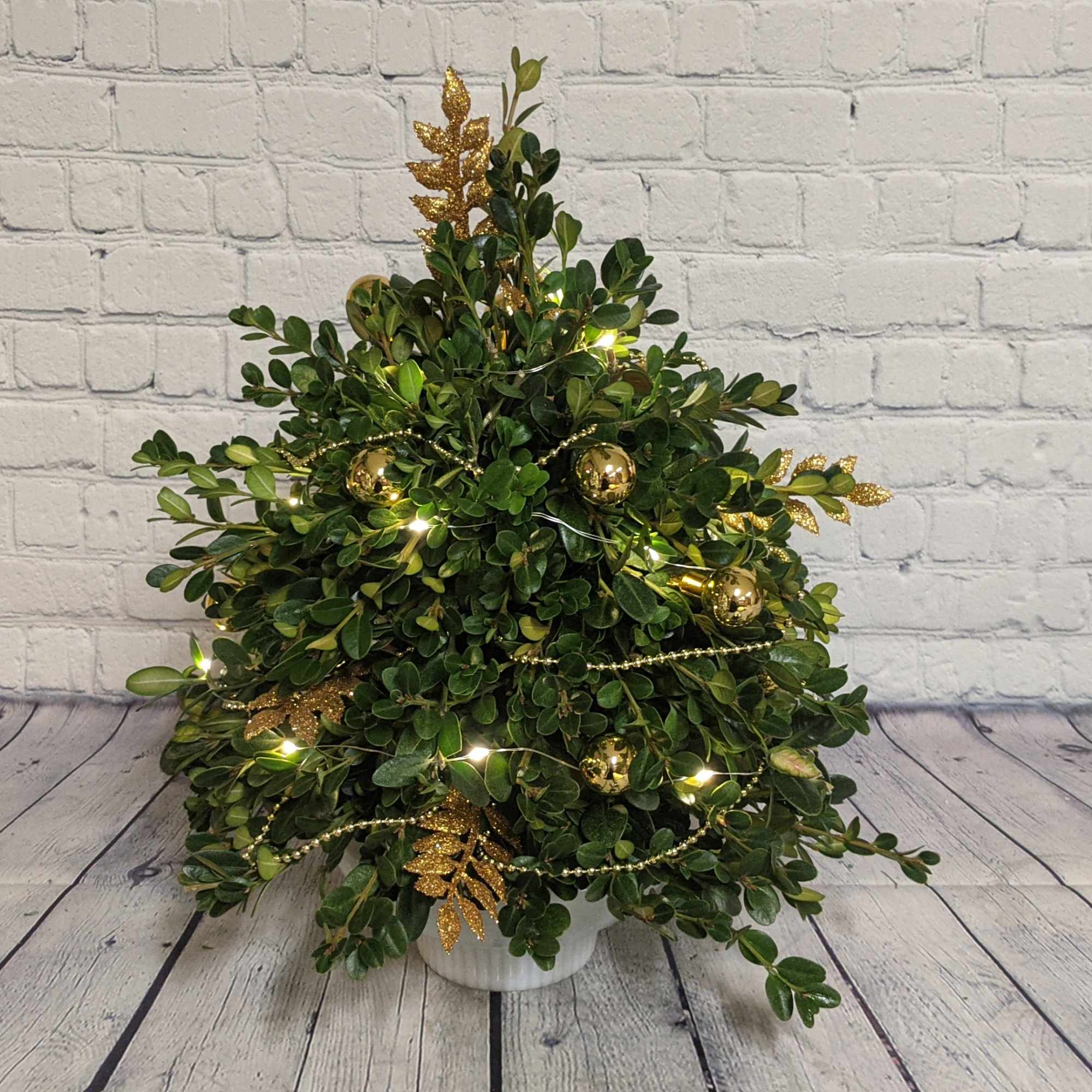 Looking for the perfect Christmas centerpiece? Well, look no further. Decorate your