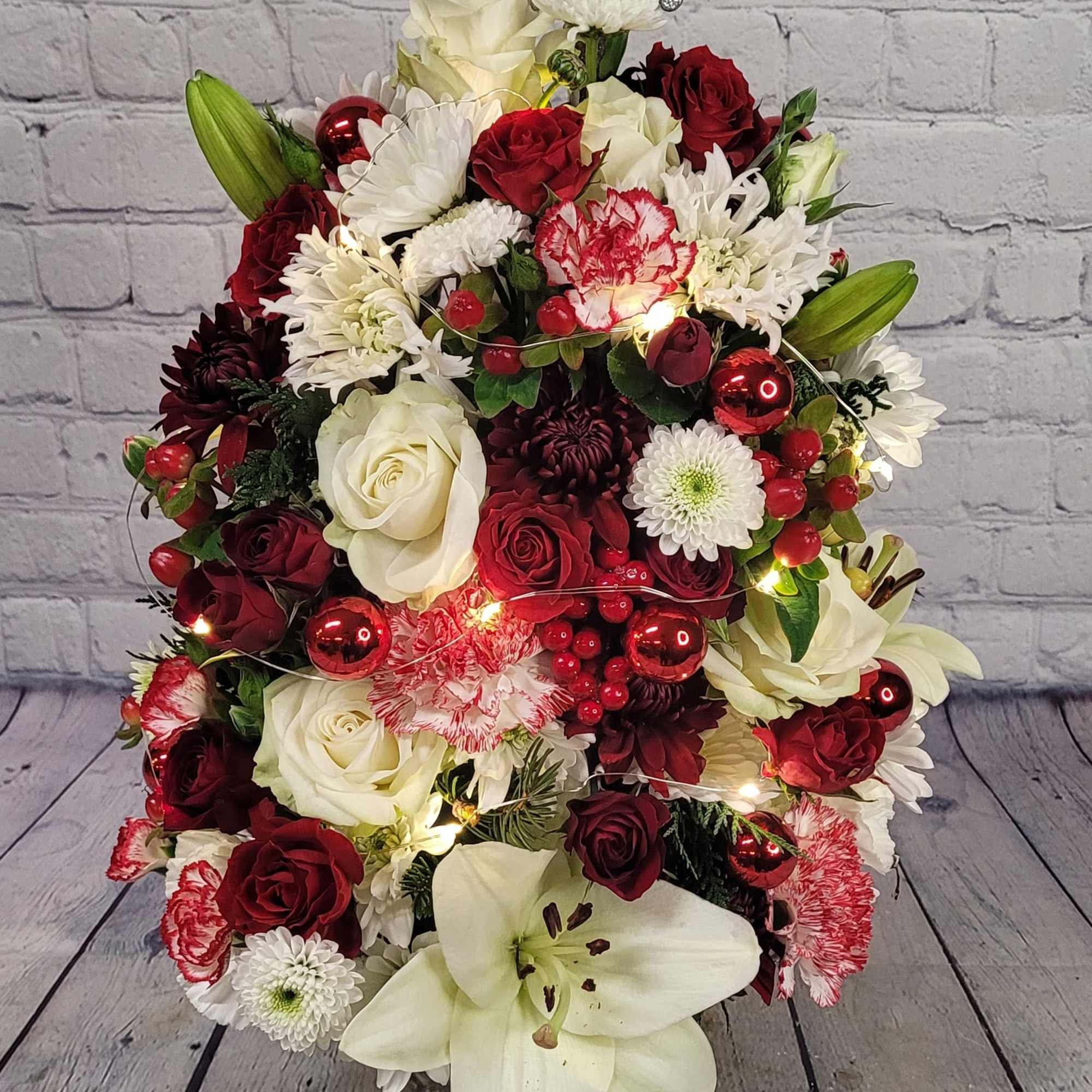 Send a unique &amp; grand Christmas tree bouquet for that special someone