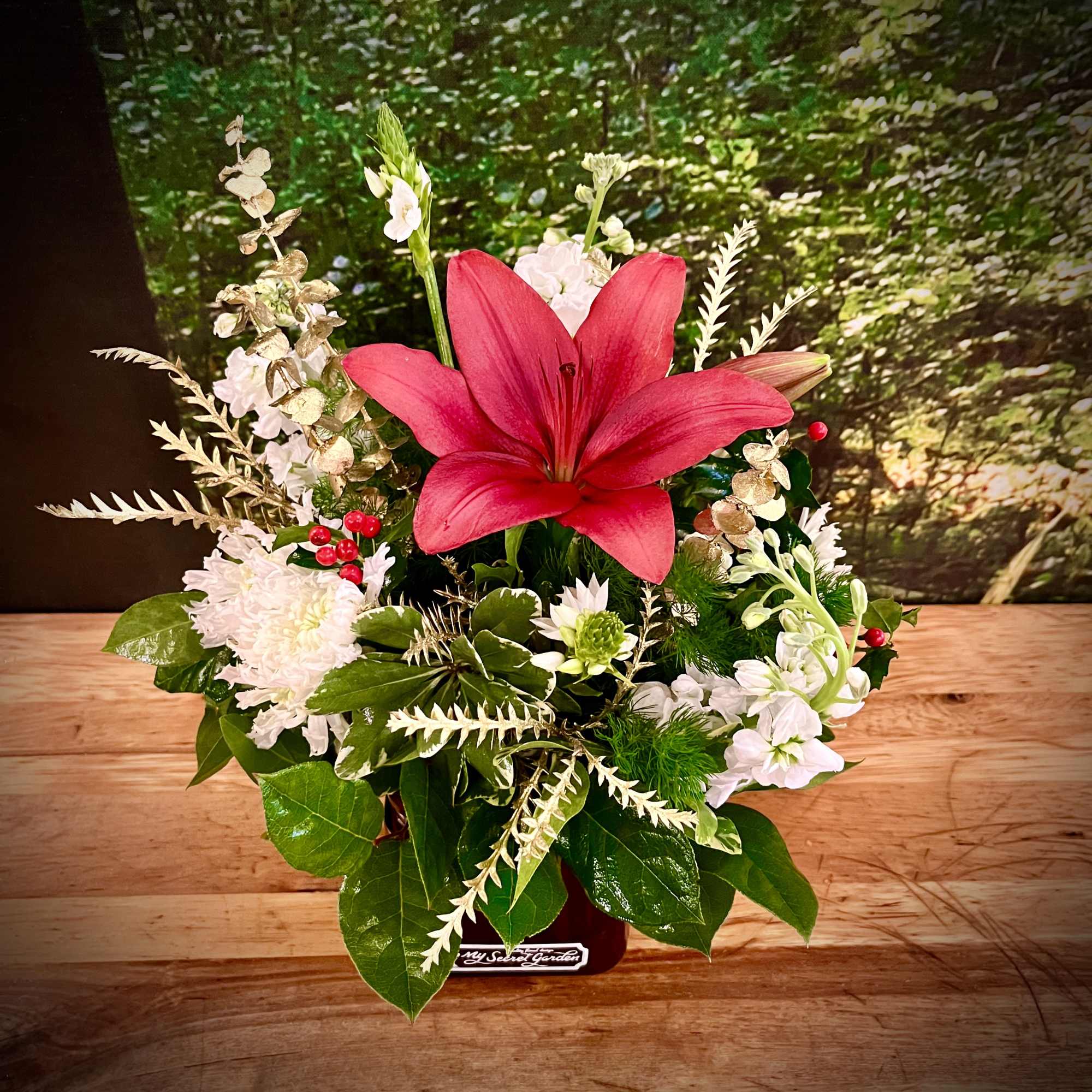 Give this beautiful design in colors of red, white and green with