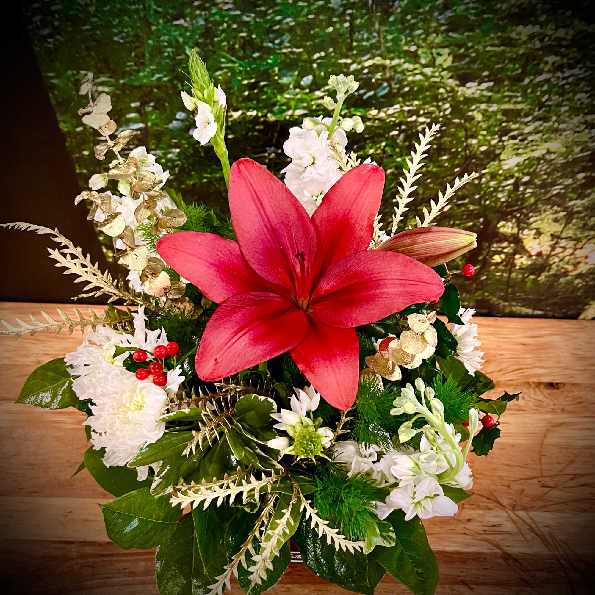 Give this beautiful design in colors of red, white and green with