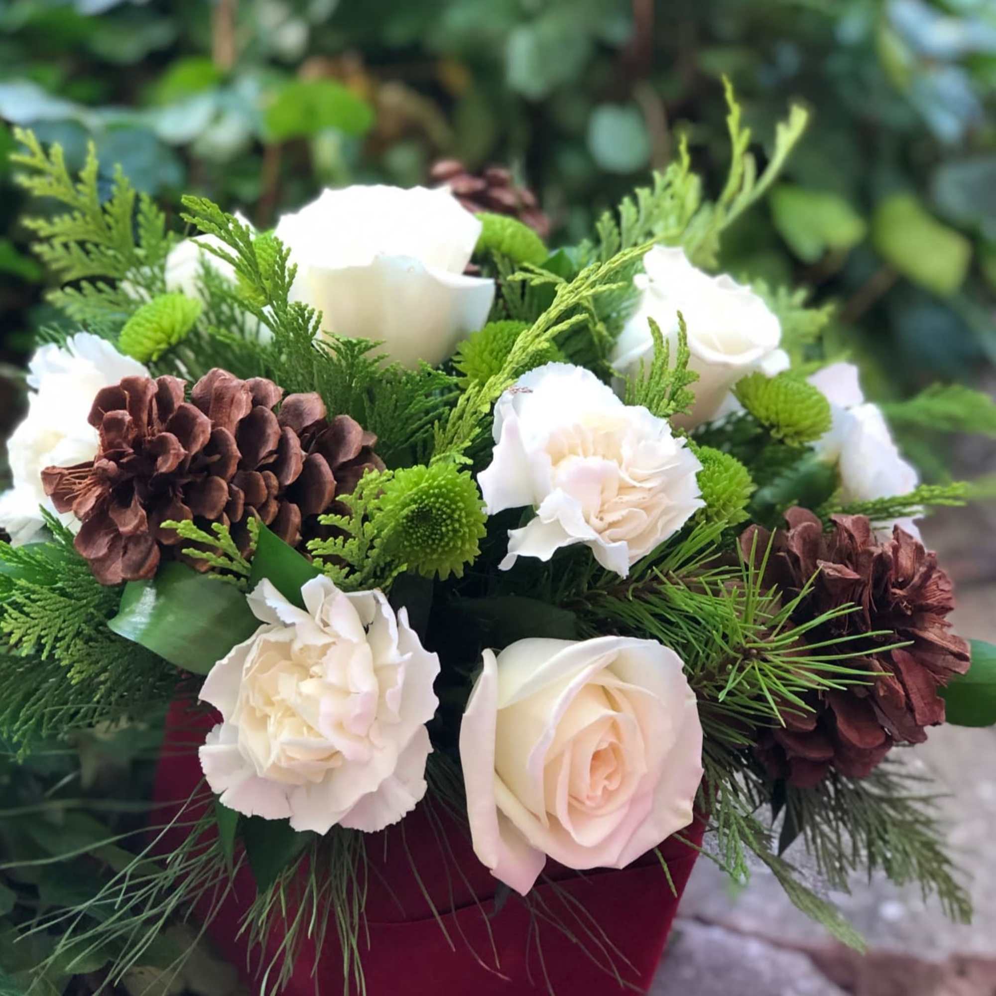 Simple, elegant and lasting collection in white and green with natural elements