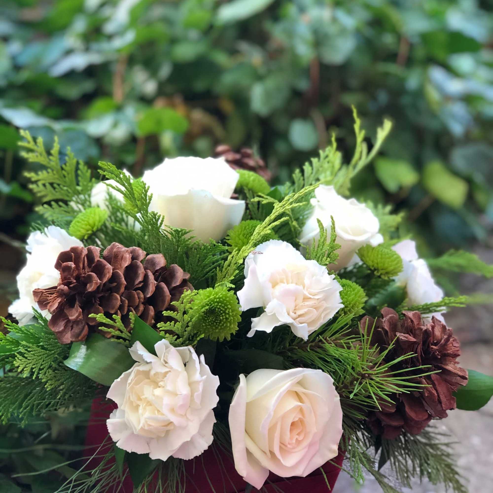 Simple, elegant and lasting collection in white and green with natural elements