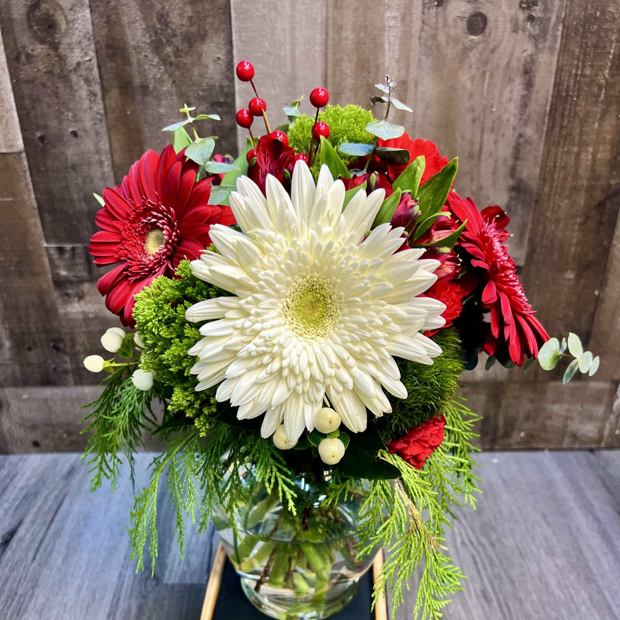 "Snowy Bouquet" translates to English. The combination of red and white gerberas