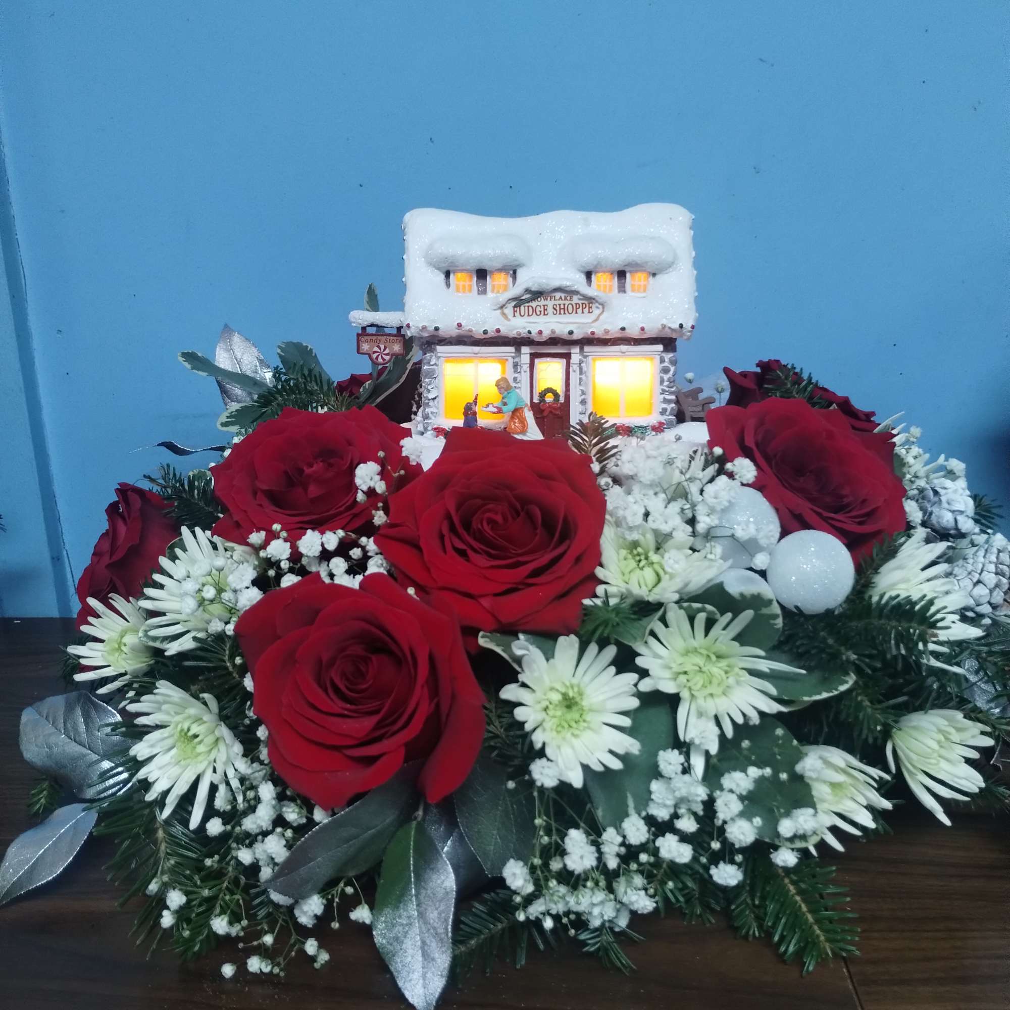 This is a Thomas kinkade original design centerpiece surrounded by beautiful fresh