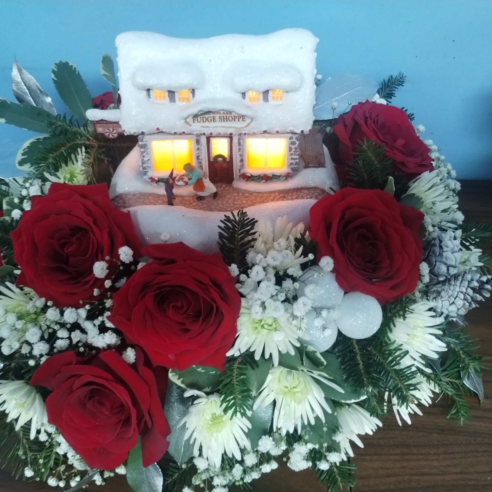 This is a Thomas kinkade original design centerpiece surrounded by beautiful fresh