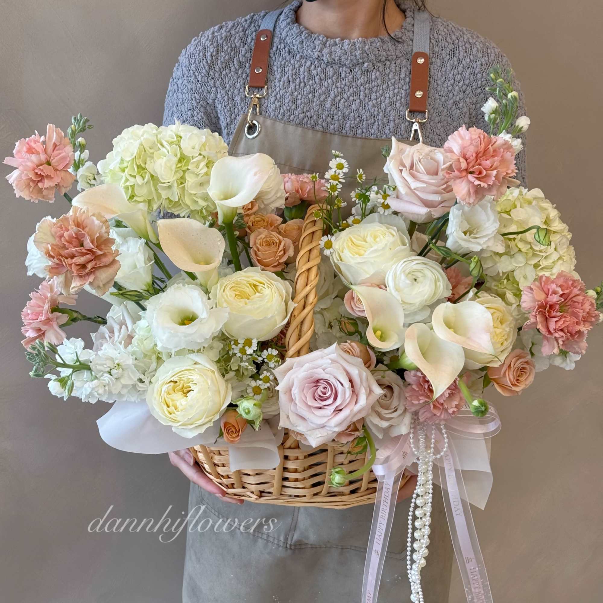 A basket full of softness and quiet beauty. Isabella Bloom blends creamy