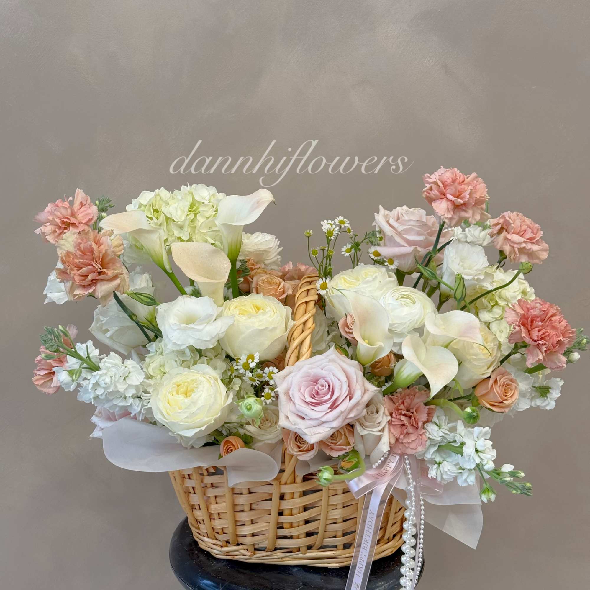 A basket full of softness and quiet beauty. Isabella Bloom blends creamy