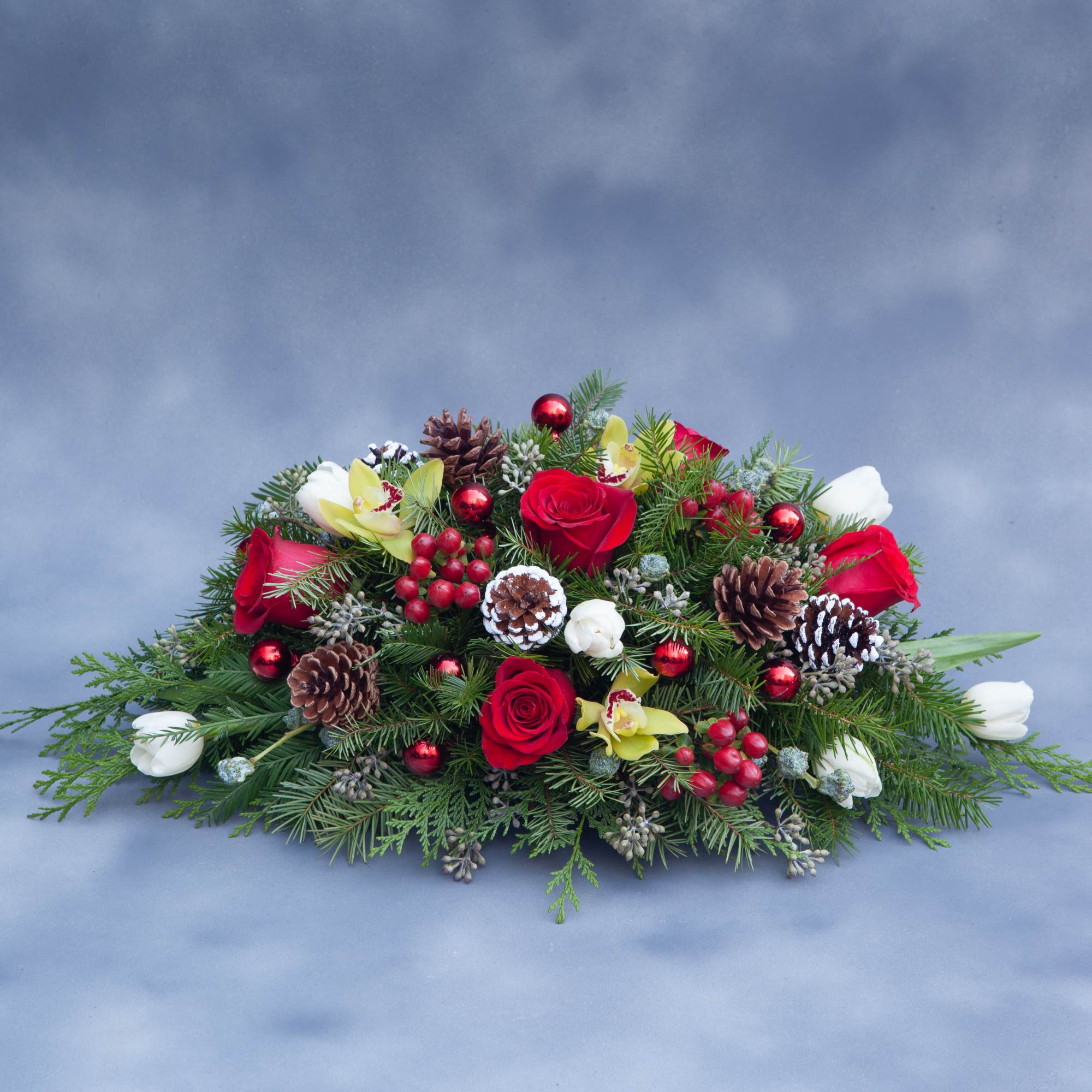 ELEGANT CHRISTMAS CENTERPIECE

Fresh and opulent. This elegant low Christmas centerpiece is a