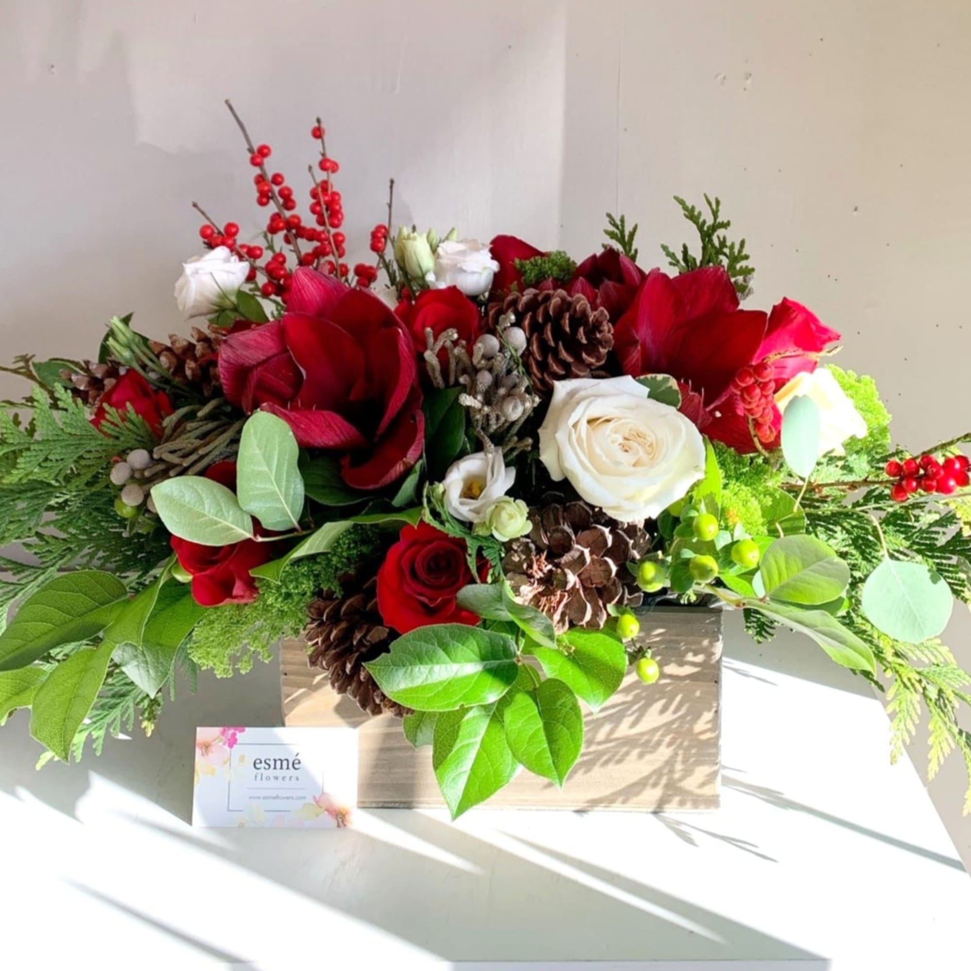 Exuding the classic charm of the holiday season, this Christmas centerpiece blends