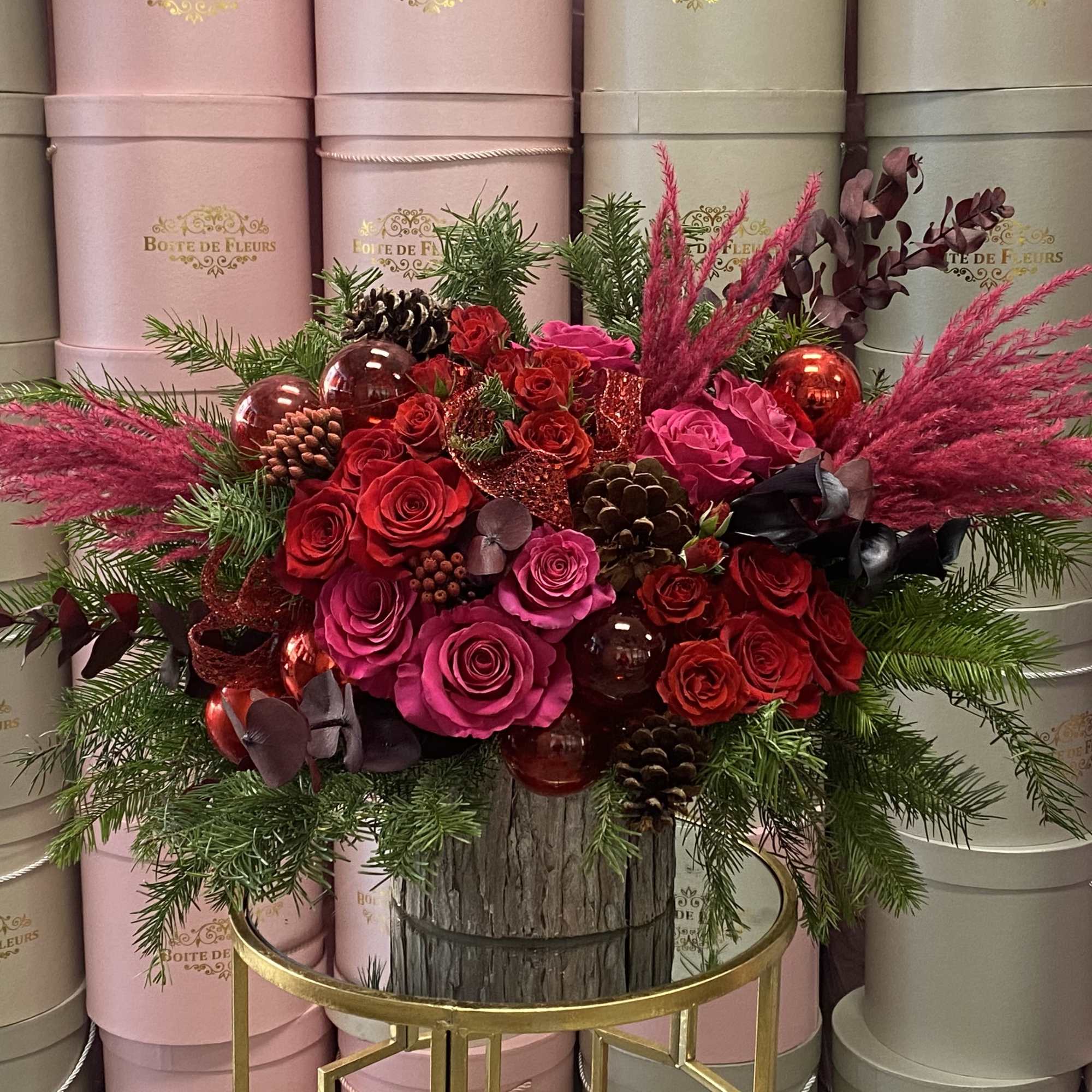 Roses, tree branches, pines, ornaments and callas  and more.