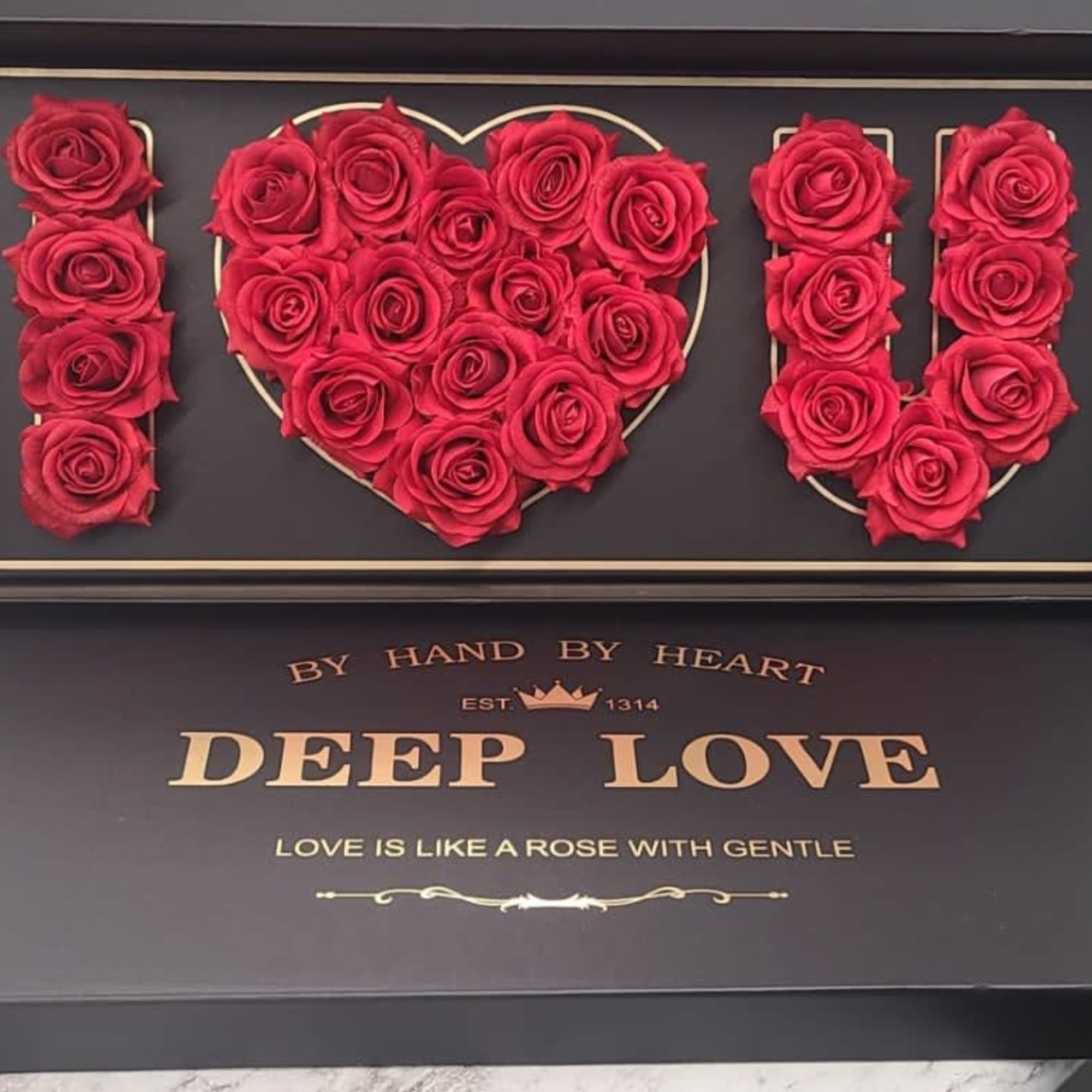 Make a statement with this elegant DEEP LOVE, I love you box.
