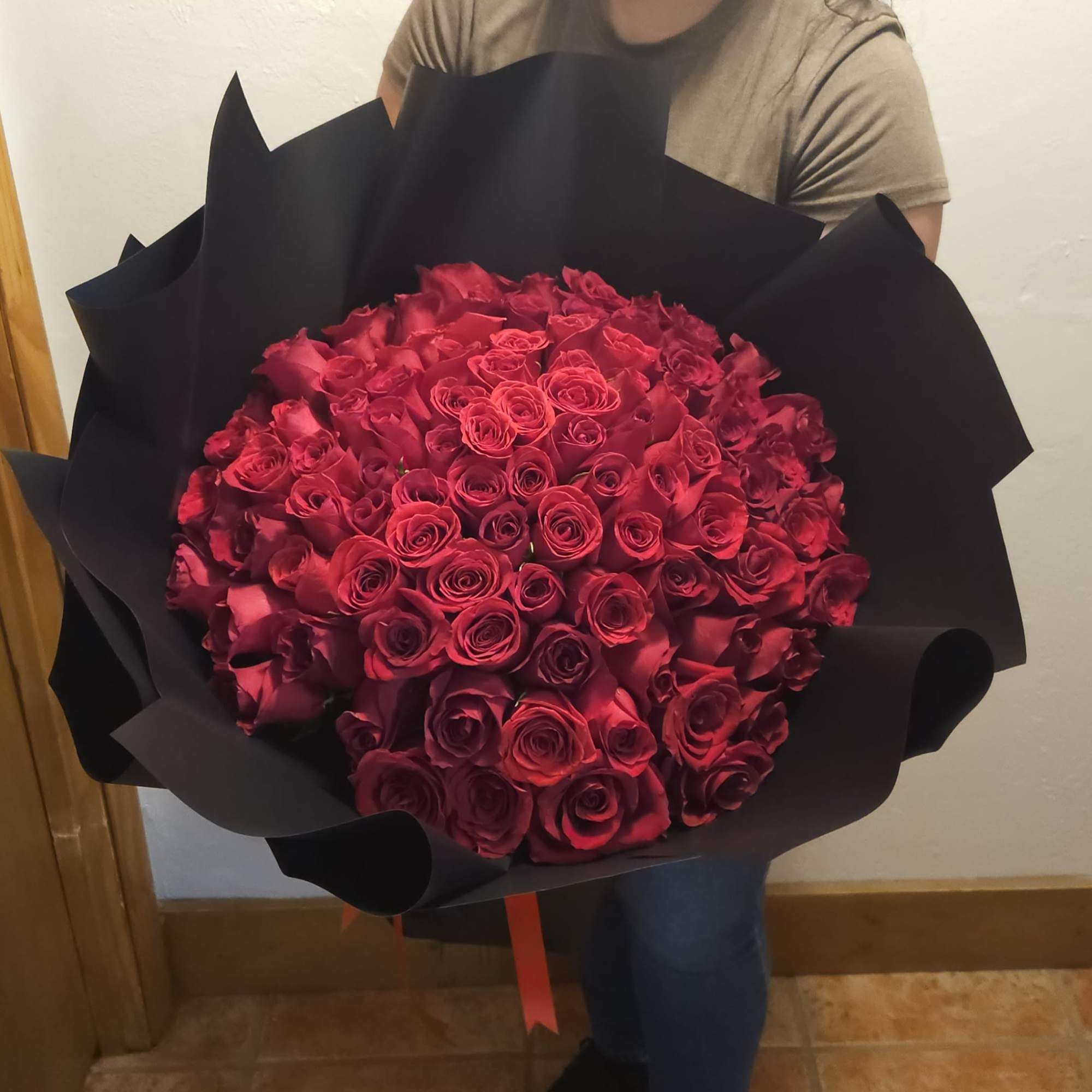 Nuestro Ramo de 100 Rosas Rojas Intensas es la m&aacute;xima expresi&oacute;n de