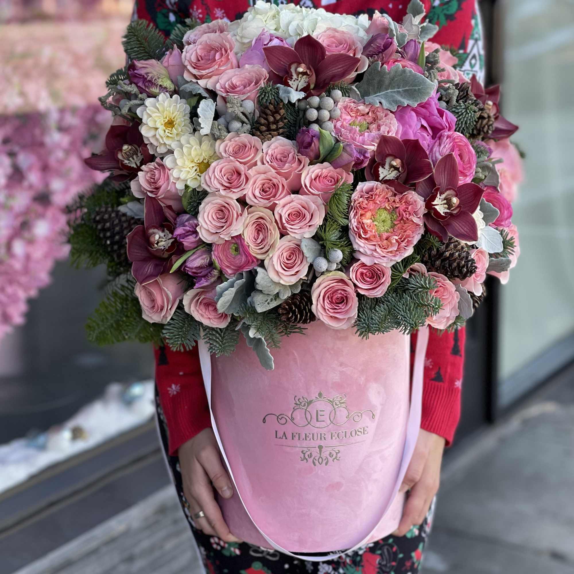 This beautiful arrangement comes in our luxurious velvet box! An array of