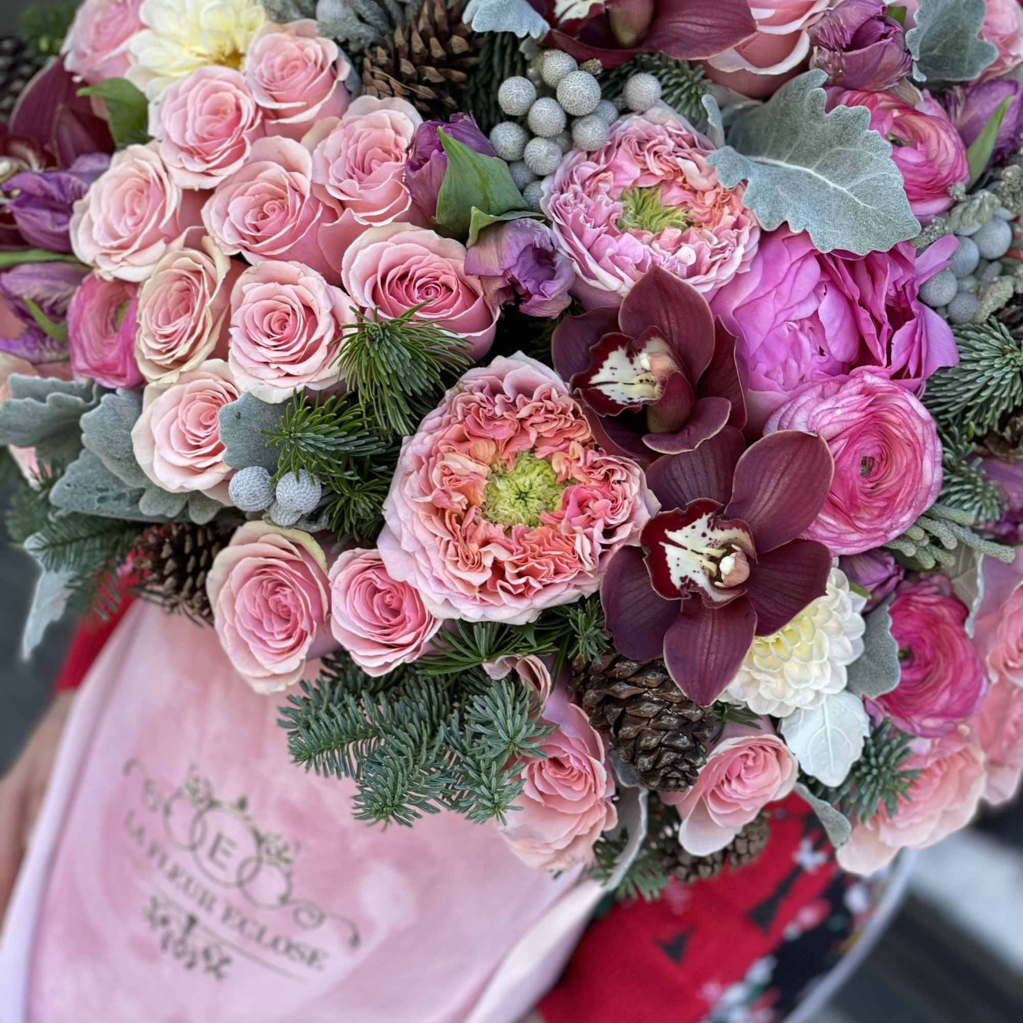 This beautiful arrangement comes in our luxurious velvet box! An array of