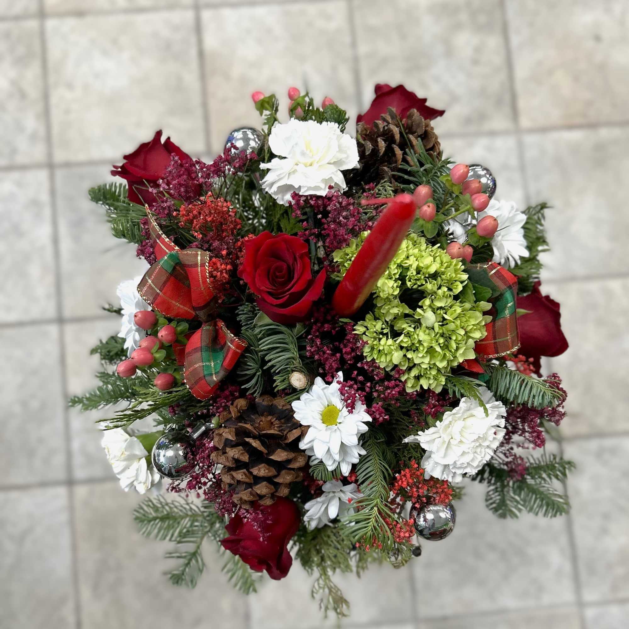 Beautiful arrangement center piece perfect for the holidays