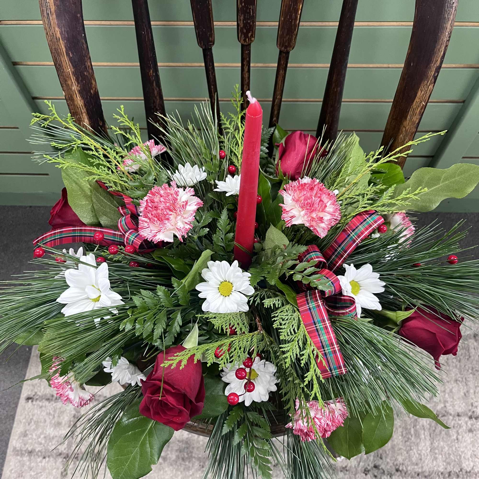 Impress your family members this holiday season with this glorious centerpiece!
This beautiful