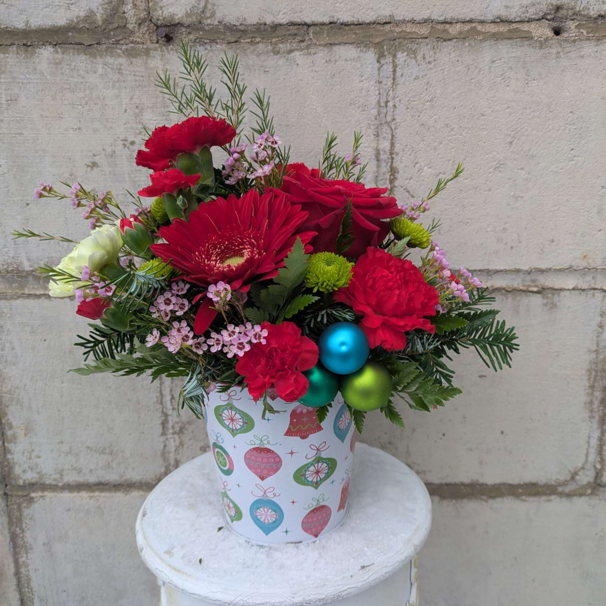 Add a playful pop of Christmas cheer with Jolly Jingle, a fun